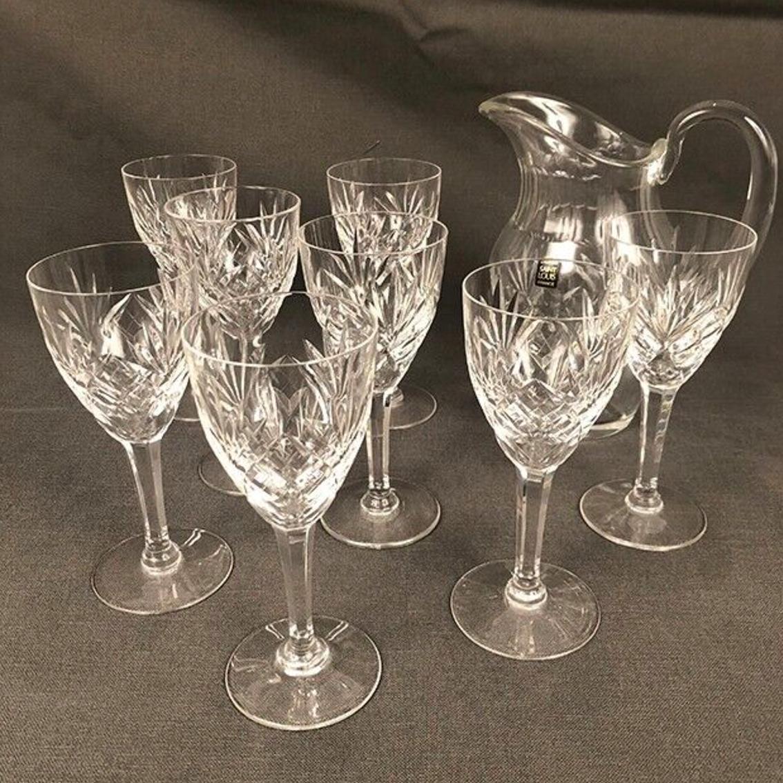 Cristal Saint-louis modèle Chantilly, broc et huit verres à eau
1 broc à eau, hauteur 22 cm
8 verres à eau, hauteur 17,5 cm et diamètre 7,5 cm (1 ébréchure)
Le modèle Chantilly a été créé en 1958 à Saint-Louis. Sur un pied taillé en facettes