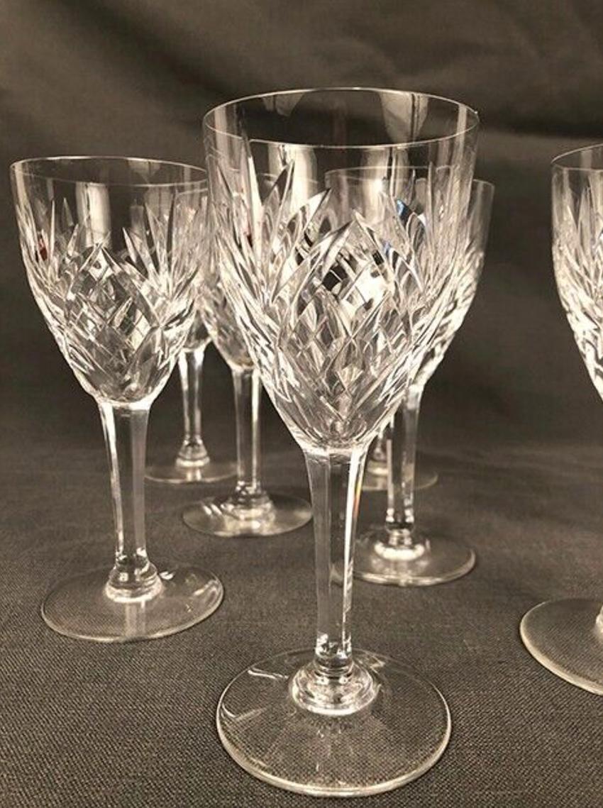 Gravé Cristal Saint Louis modèle Chantilly, broc et huit verres à eau en vente