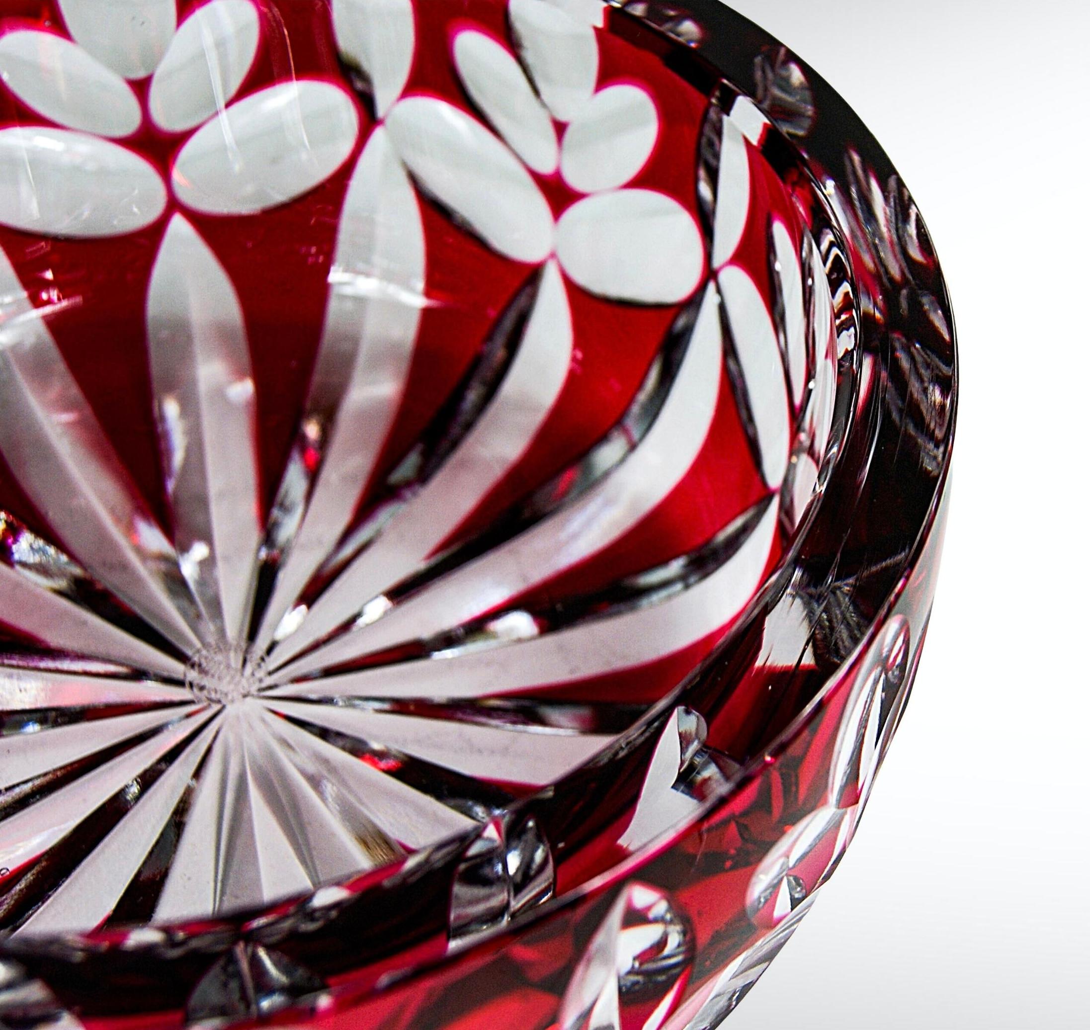 Grande coupe de centre de table en verre Cristal St Louis France, circa 1950s. 
Coupe facettée en cristal rouge rubis clair. 
Pièce centrale en verre à parois épaisses de 12 mm d'épaisseur, pesant 2,80 kg. 
Signé sur la base.

Excellent état