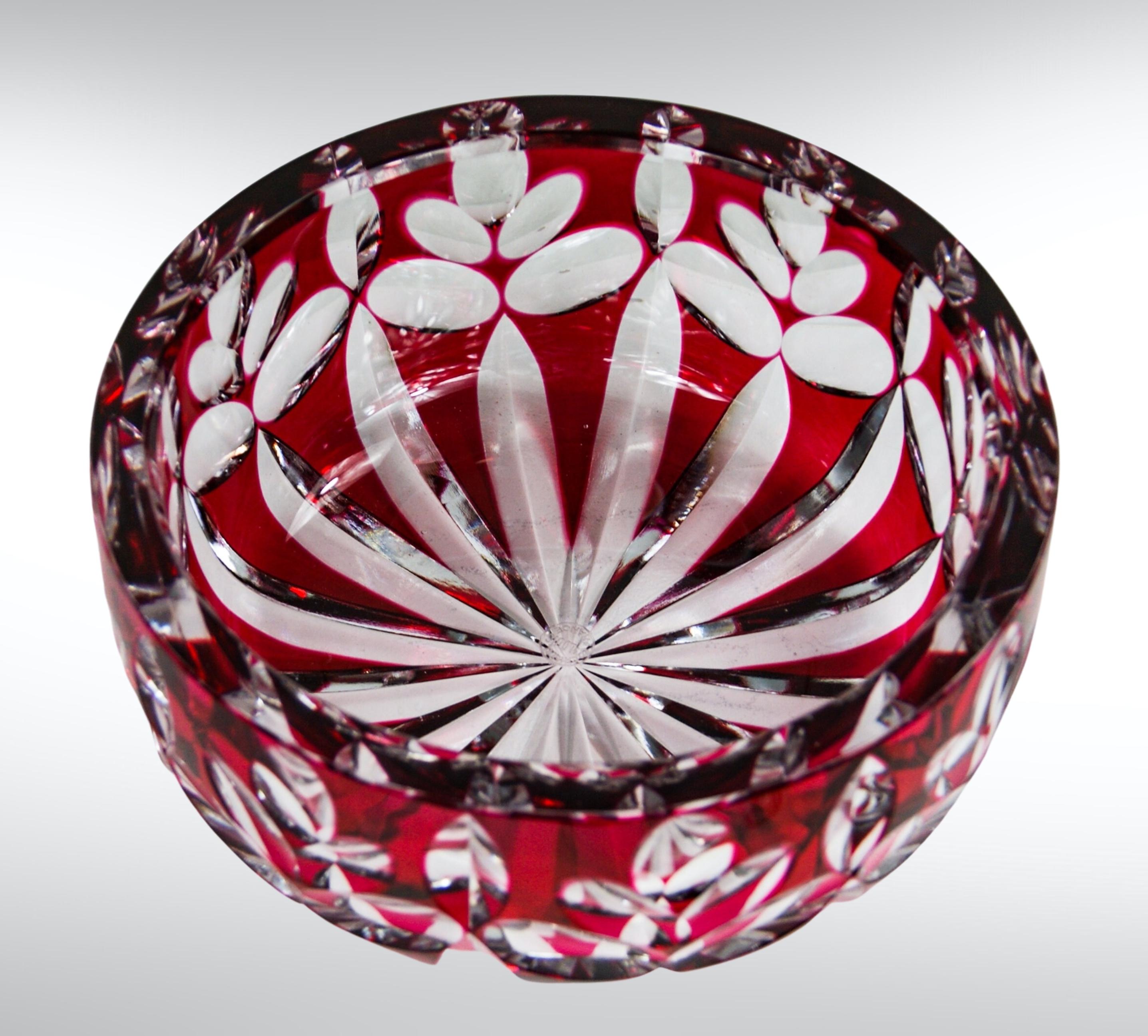 Bohème Bol de centre de table en cristal de St Louis France taillé en rouge rubis clair en vente