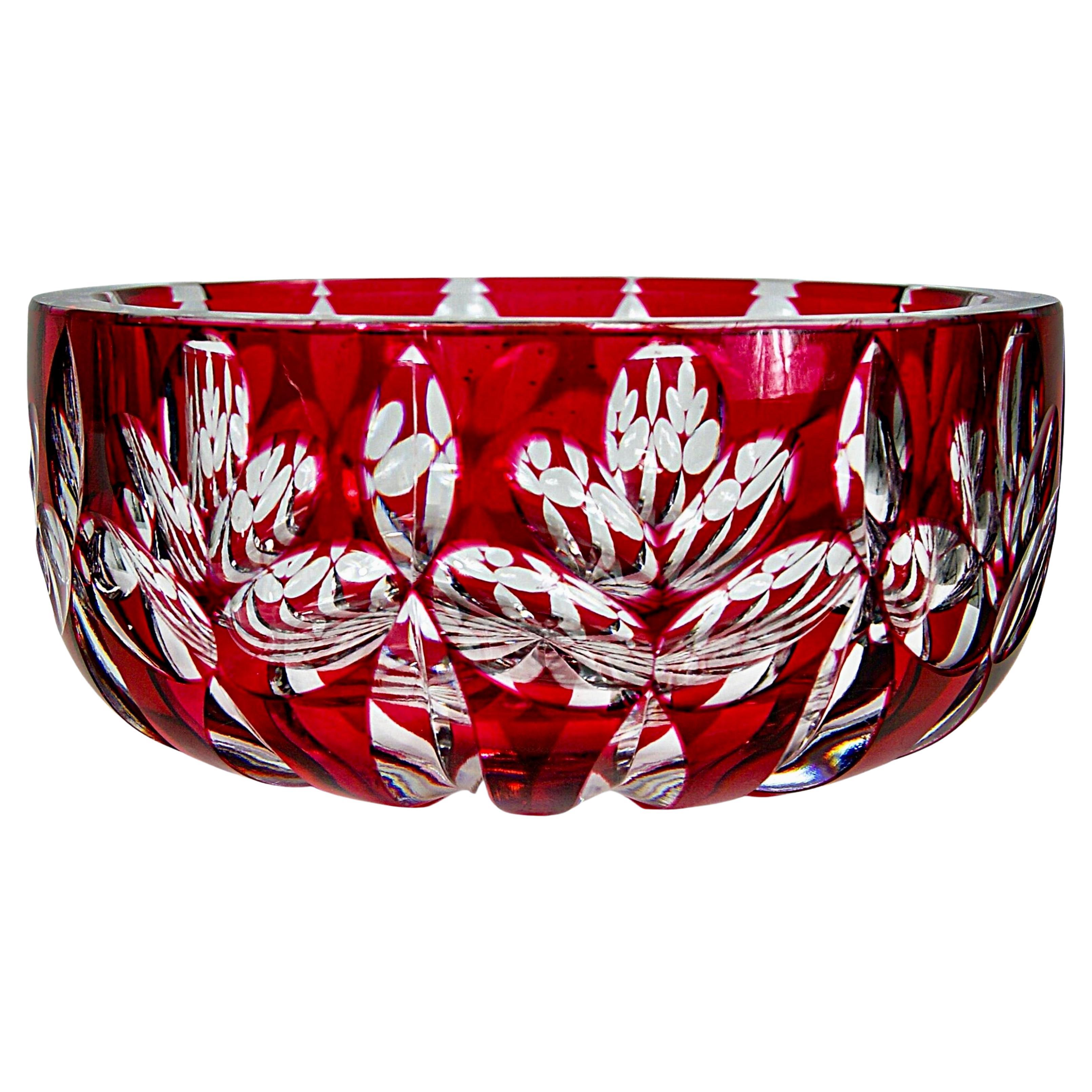 Autre Bol de centre de table en cristal de St Louis France taillé en rouge rubis clair en vente