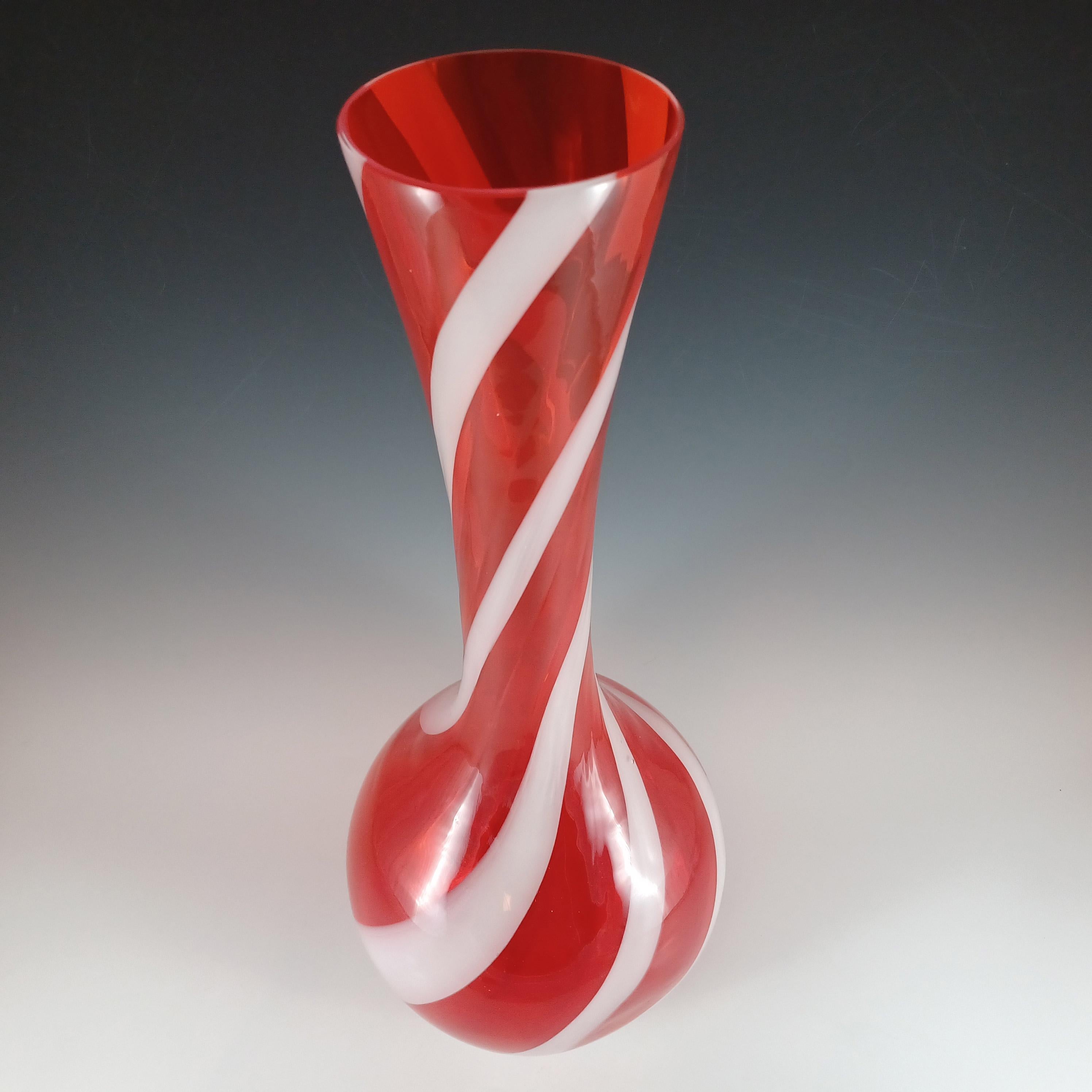 Cristalleria Artistica Toscana / Alrose Empoli Jarrón de cristal rojo y blanco Moderno de mediados de siglo en venta