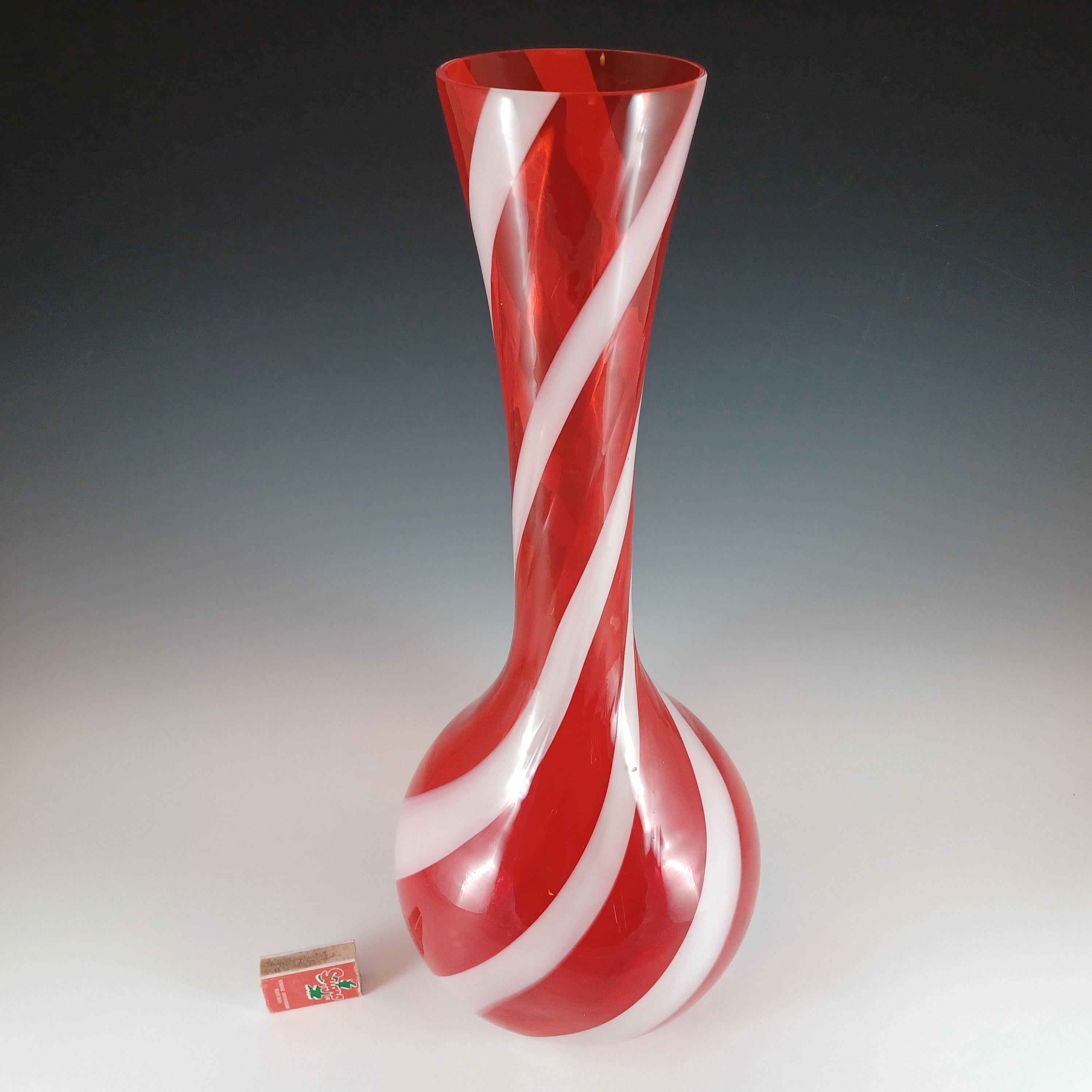 Cristalleria Artistica Toscana / Alrose Empoli Jarrón de cristal rojo y blanco en venta 1