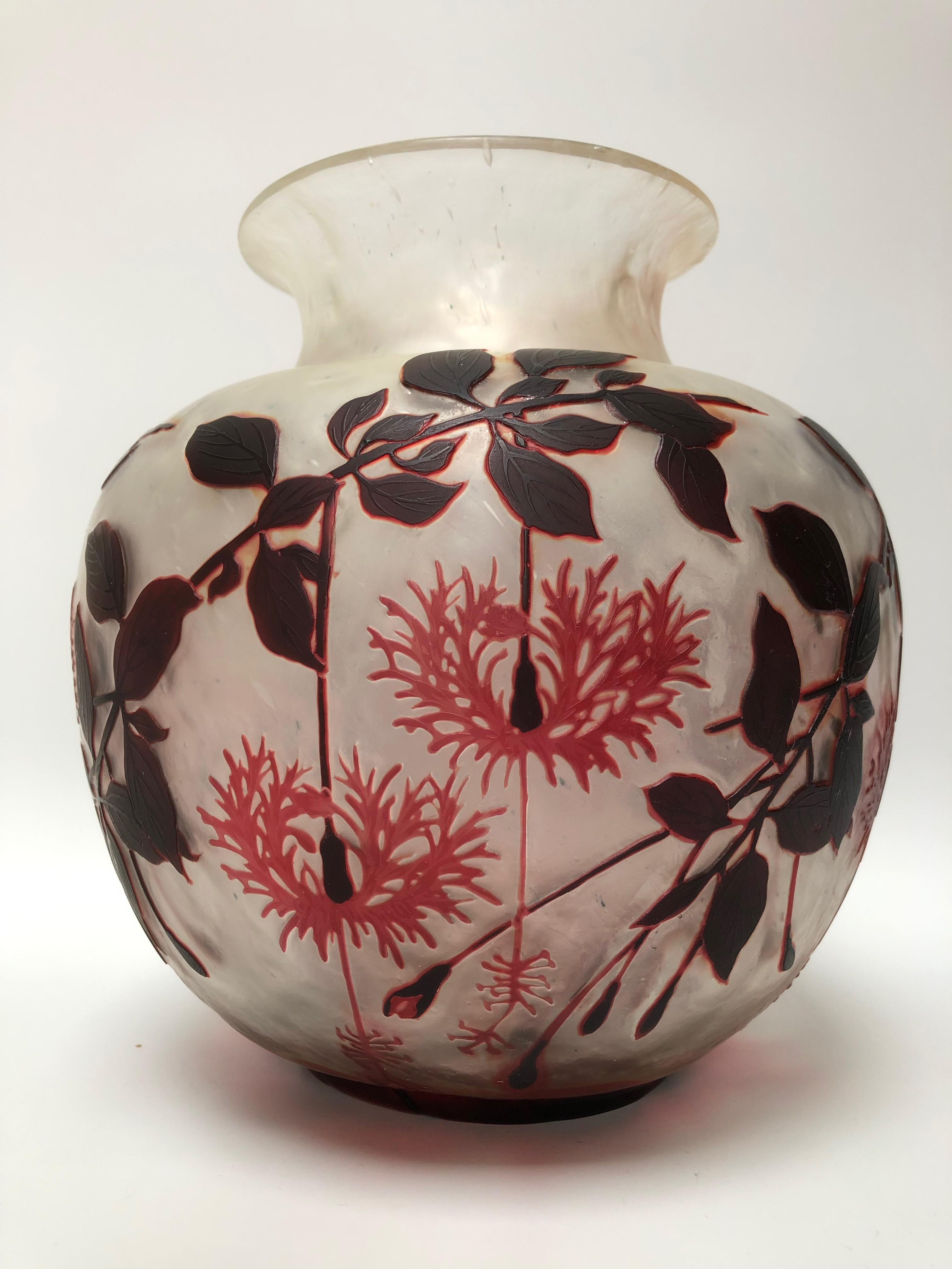 Art Nouveau vase around 1910. In perfect condition. Decorated with chrisenthems.
Rose-colored leaves, buds, and flower clusters executed in two layers on colorless ground, signed on base Cristallerie de Pantin.
In perfect condition.
Total height: