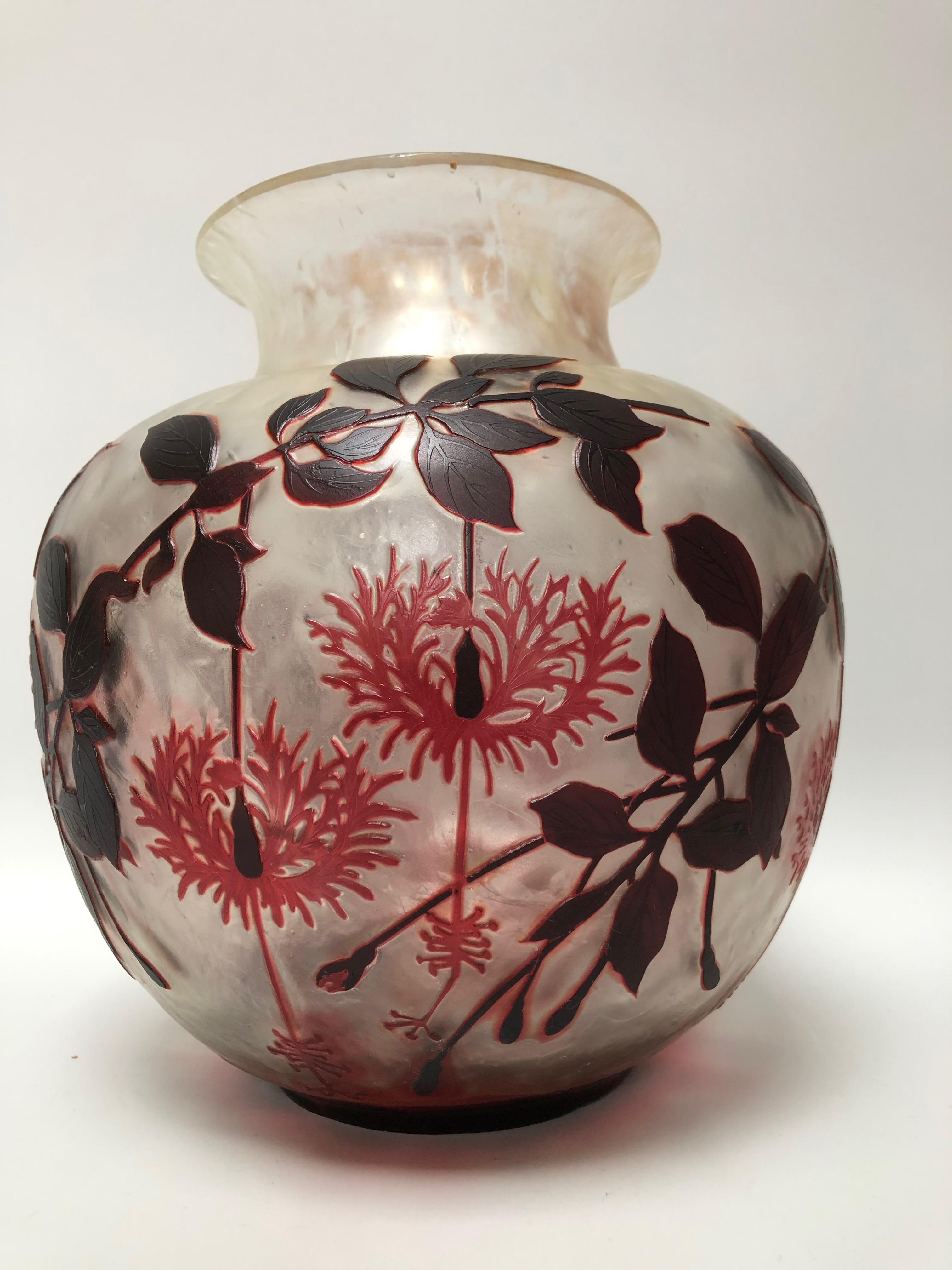 Cristallerie de Pantin Vase Art Nouveau Decor Floral In Excellent Condition For Sale In NANTES, FR