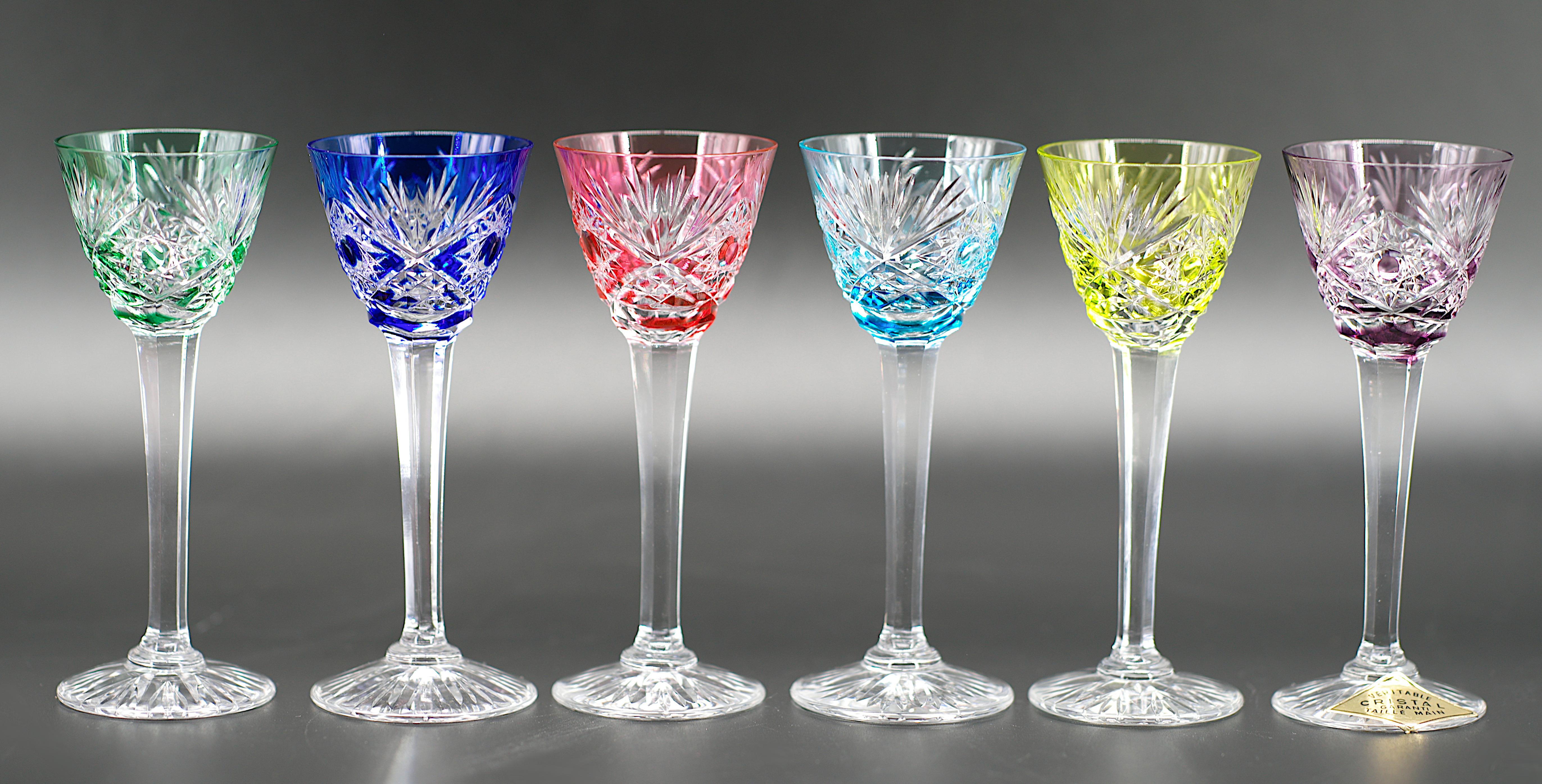 Set di 6 bicchieri in cristallo colorato della Cristallerie de Lemberg, Francia, anni '20. Nella loro scatola originale. Questi occhiali sono stati tagliati a mano nella fabbrica Lorrain di Lemberg alla fine degli anni Venti. Le Can possono essere