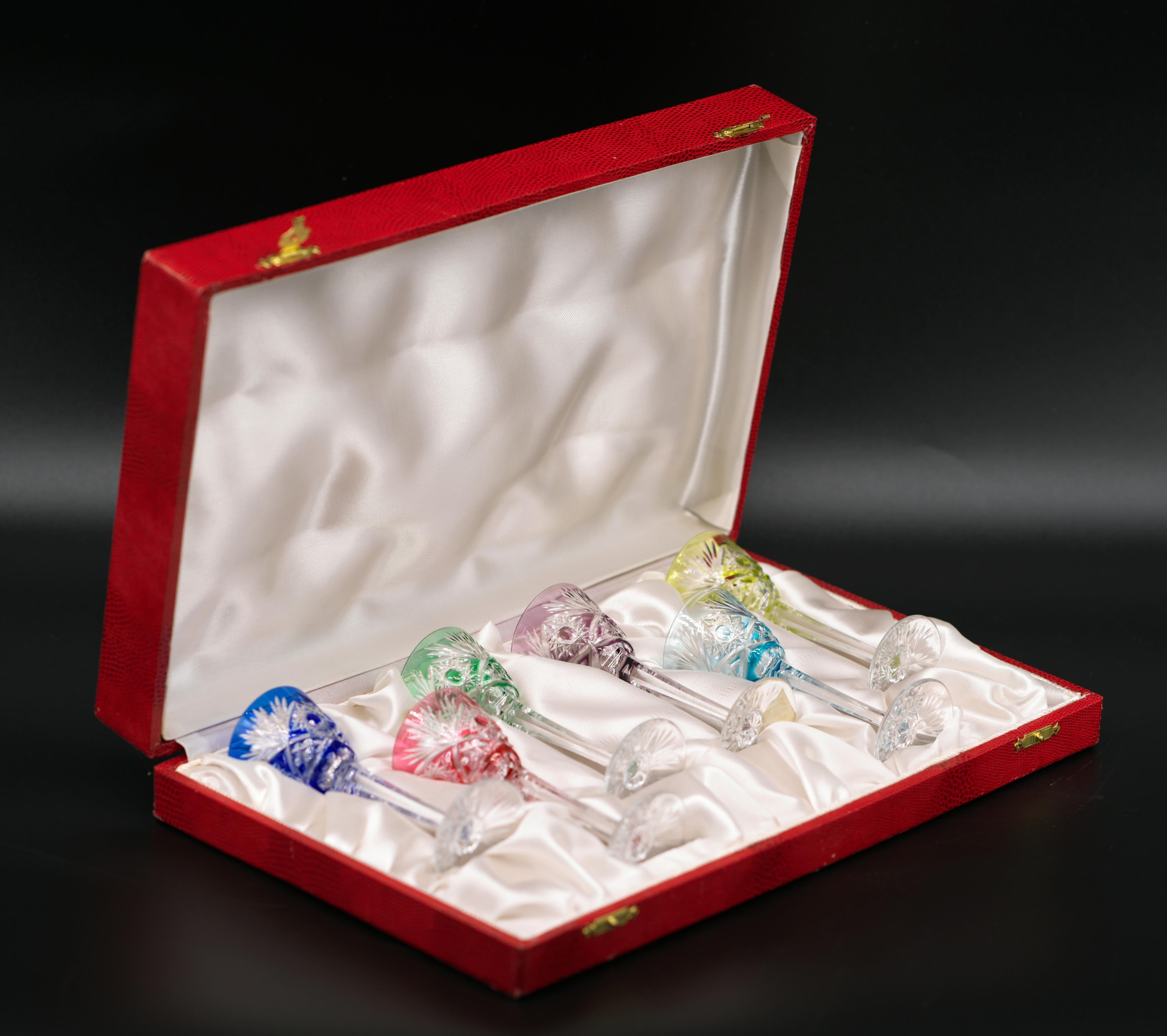 Set di 6 bicchieri di cristallo colorati in scatola Cristallerie Lorraine Francia, 1920 in vendita 2