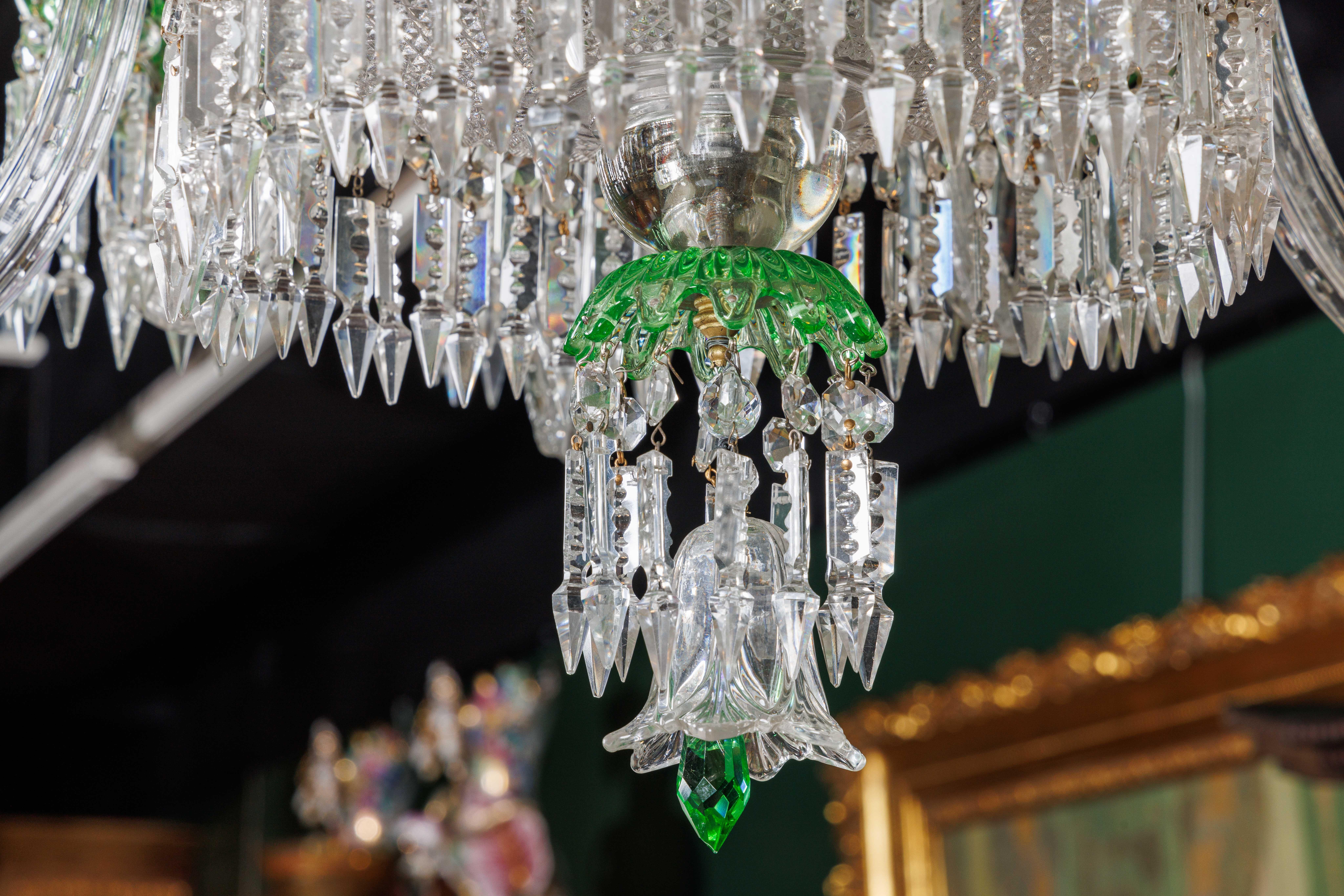 Cristalleries De Baccarat, ein großer französischer Kronleuchter mit 12 Lichtern aus grünem und klarem Kristallschliff, um 1870.

Der Cristalleries De Baccarat Large French Green and Clear Cut-Crystal 12-Light Chandelier, ein fesselndes Meisterwerk