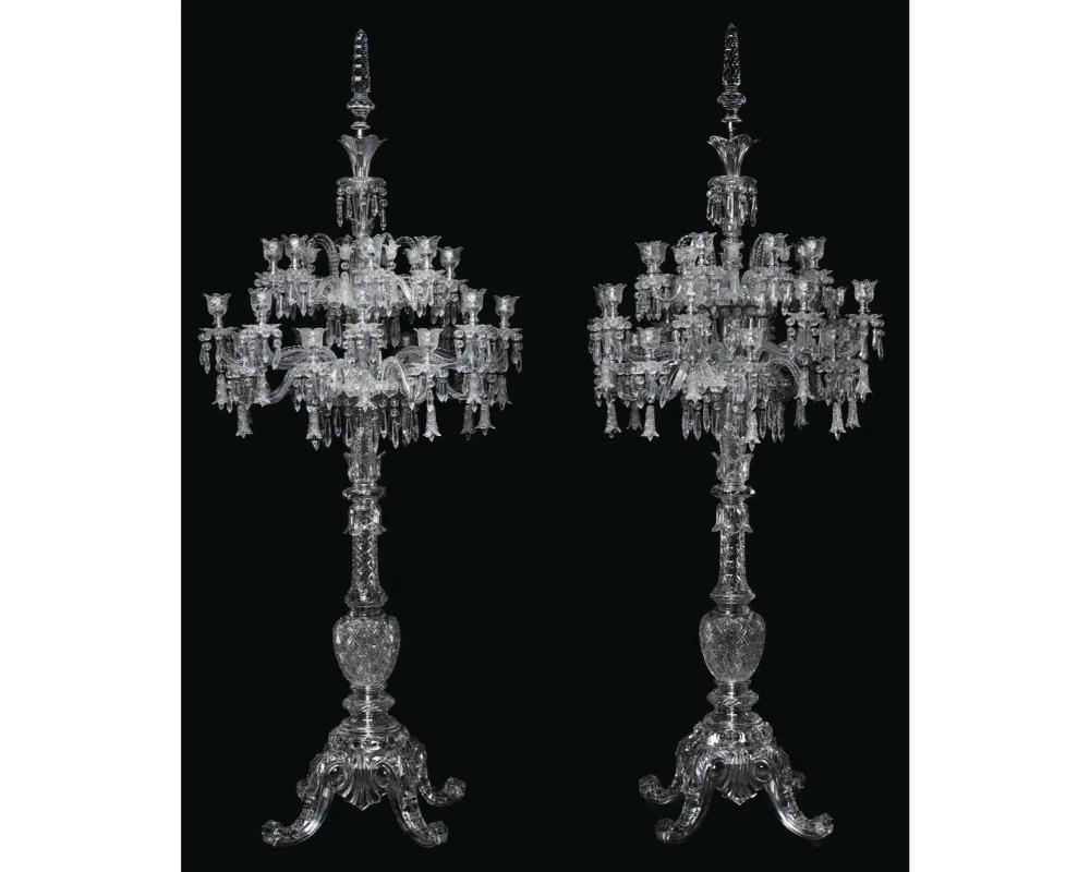 Cristalleries De Baccarat, Ein großes Paar französischer vierundzwanzig leuchtender Zarine-Fackeln, Stehende Bodenleuchter.

