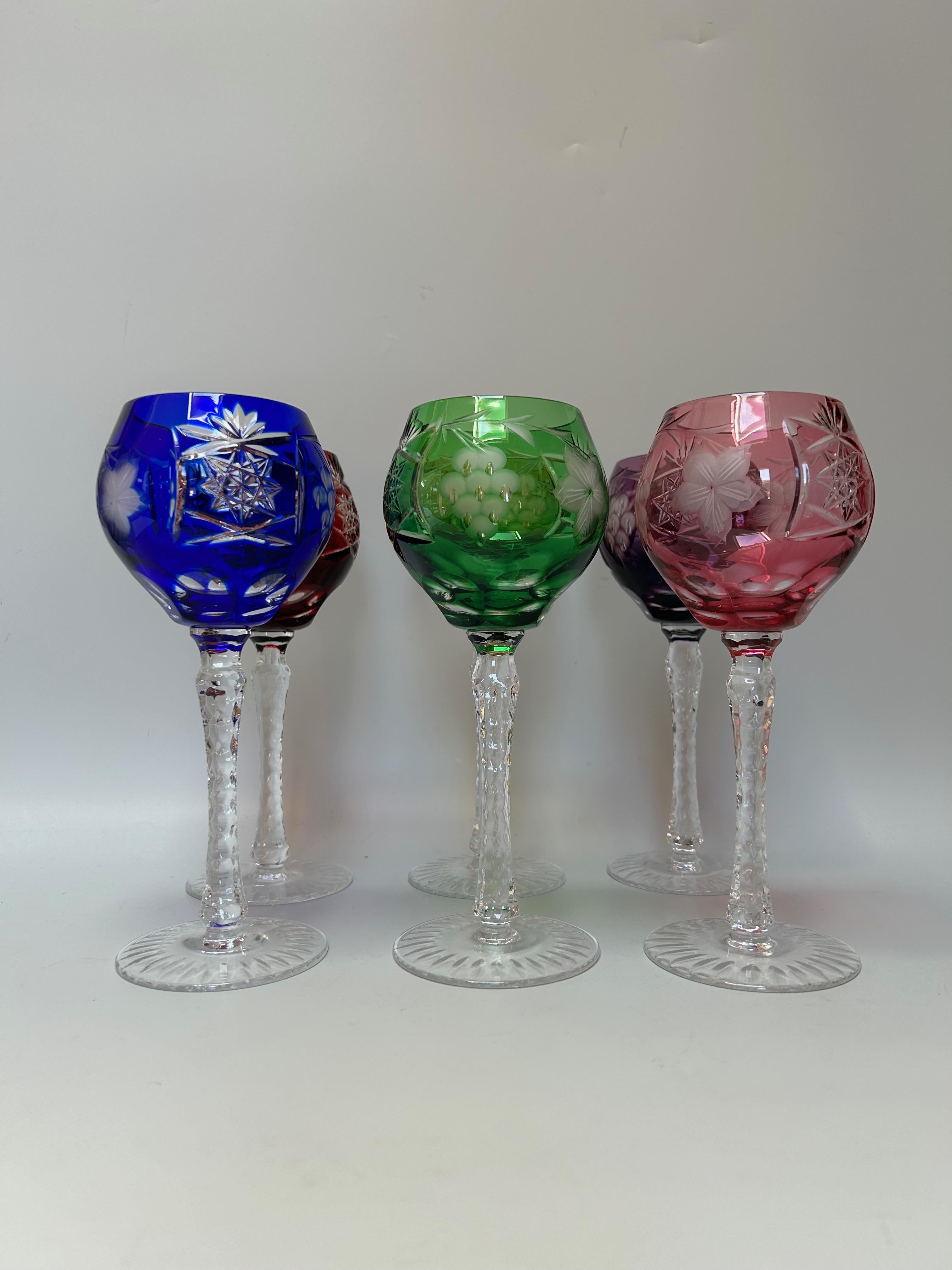 Set aus sechs handgeschliffenen Weingläsern aus Kristall, jedes in einer anderen Farbe und in perfektem Zustand mit den Lorraine-Kristallstempeln unter dem Fuß.
obwohl weniger bekannt als Baccarat oder St. Louis, sind die Gläser aus lothringischem