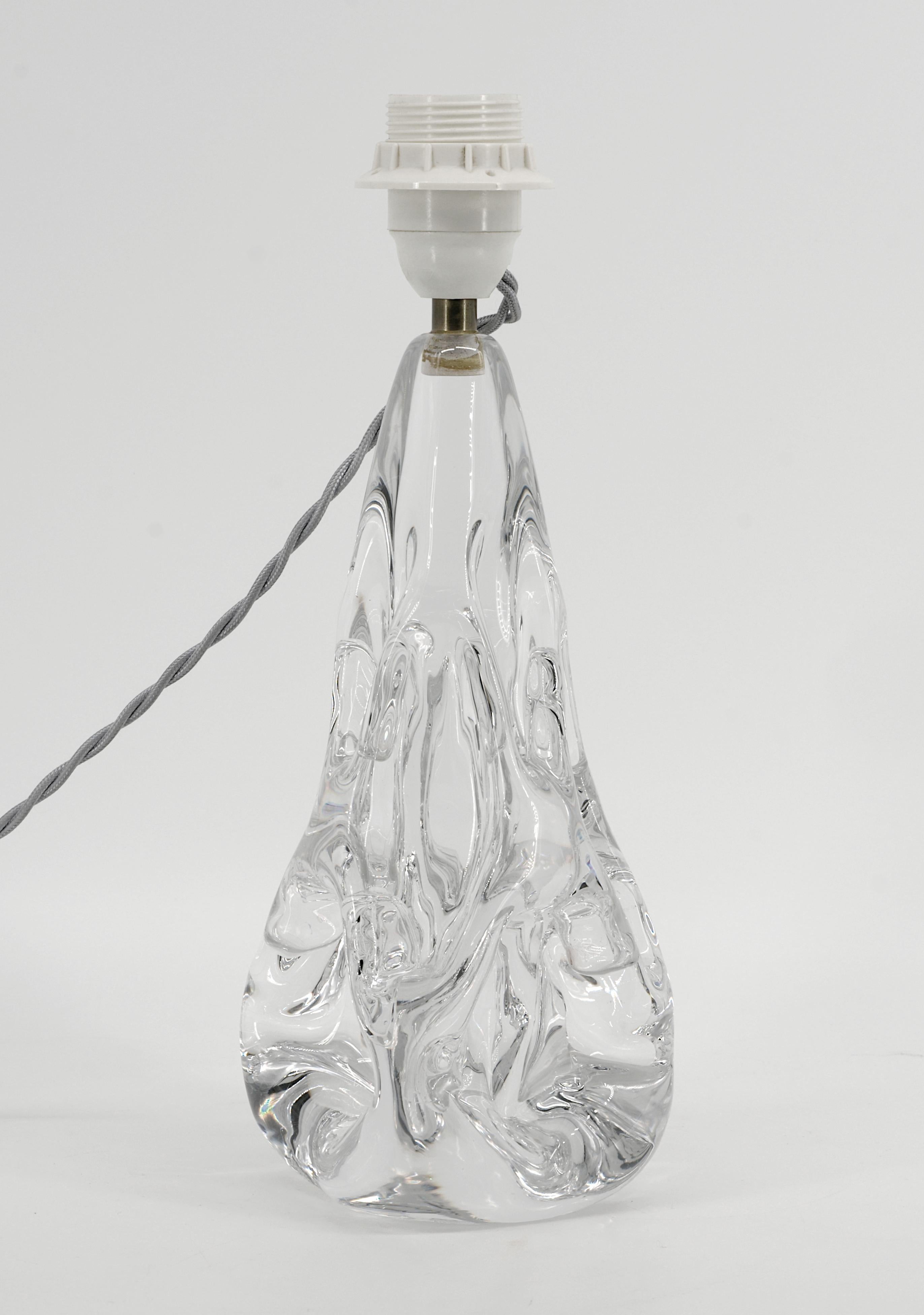 Questa lampada di metà secolo, disegnata da Cristalleries Schneider di Epinay-sur-Seine, in Francia, è un esempio senza tempo di artigianato francese degli anni '50. La lampada presenta un cristallo molto spesso e di alta qualità, tipico della