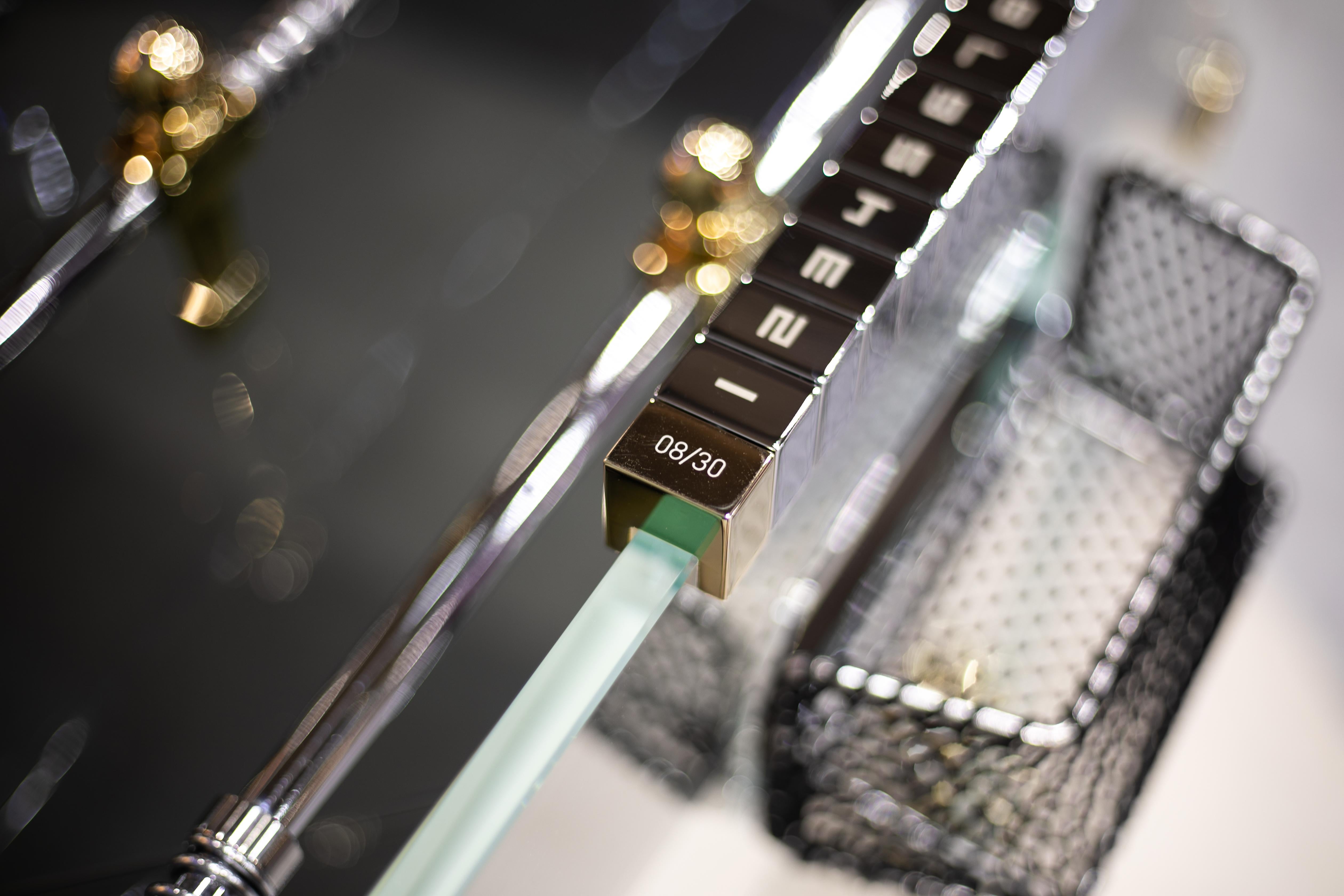 Table de baseball Cristallino en or à édition limitée avec terrain noir par Teckell en vente 3