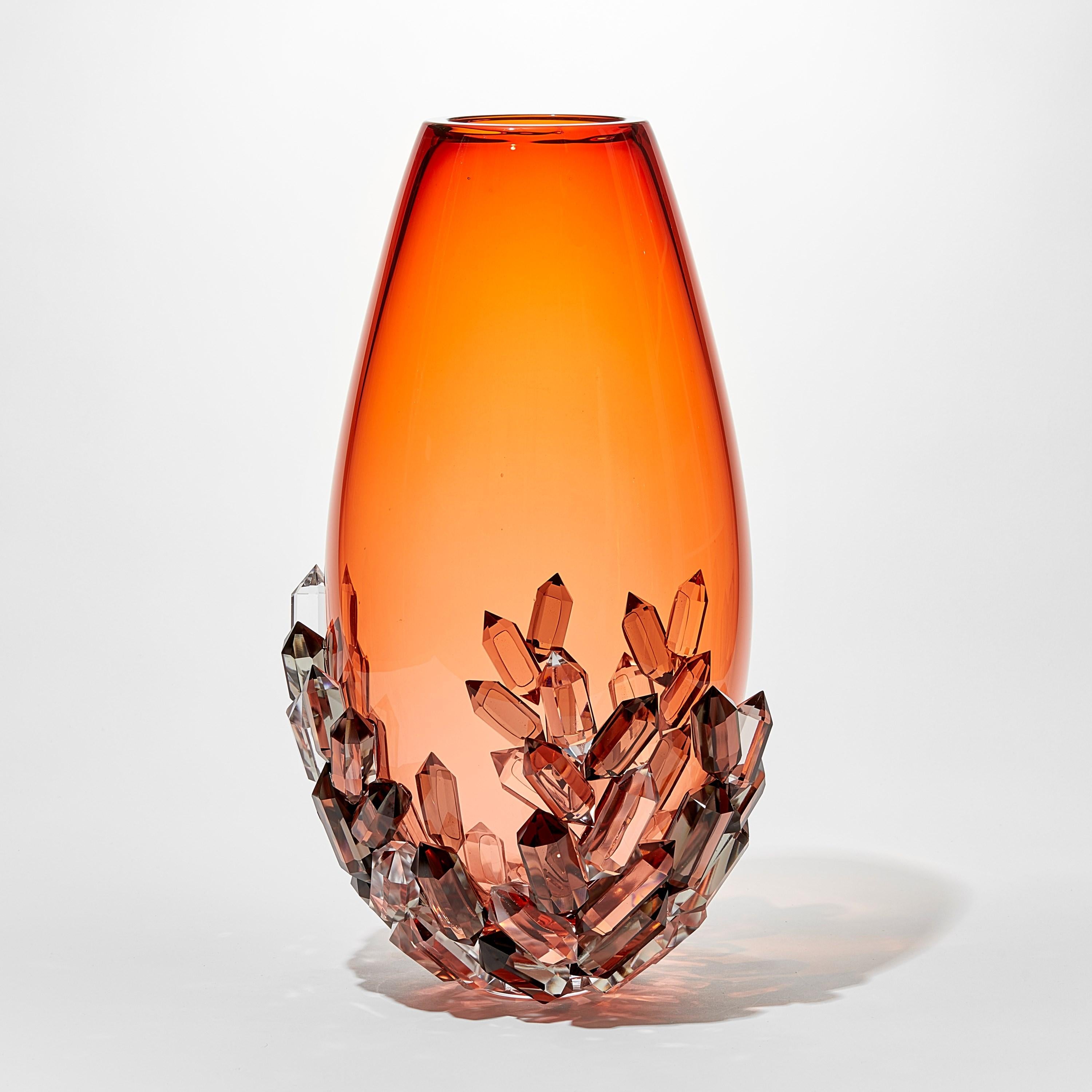 Organique Vase Aurora Cristallized, un vase en verre pêche avec des cristaux taillés par Hanne Enemark en vente