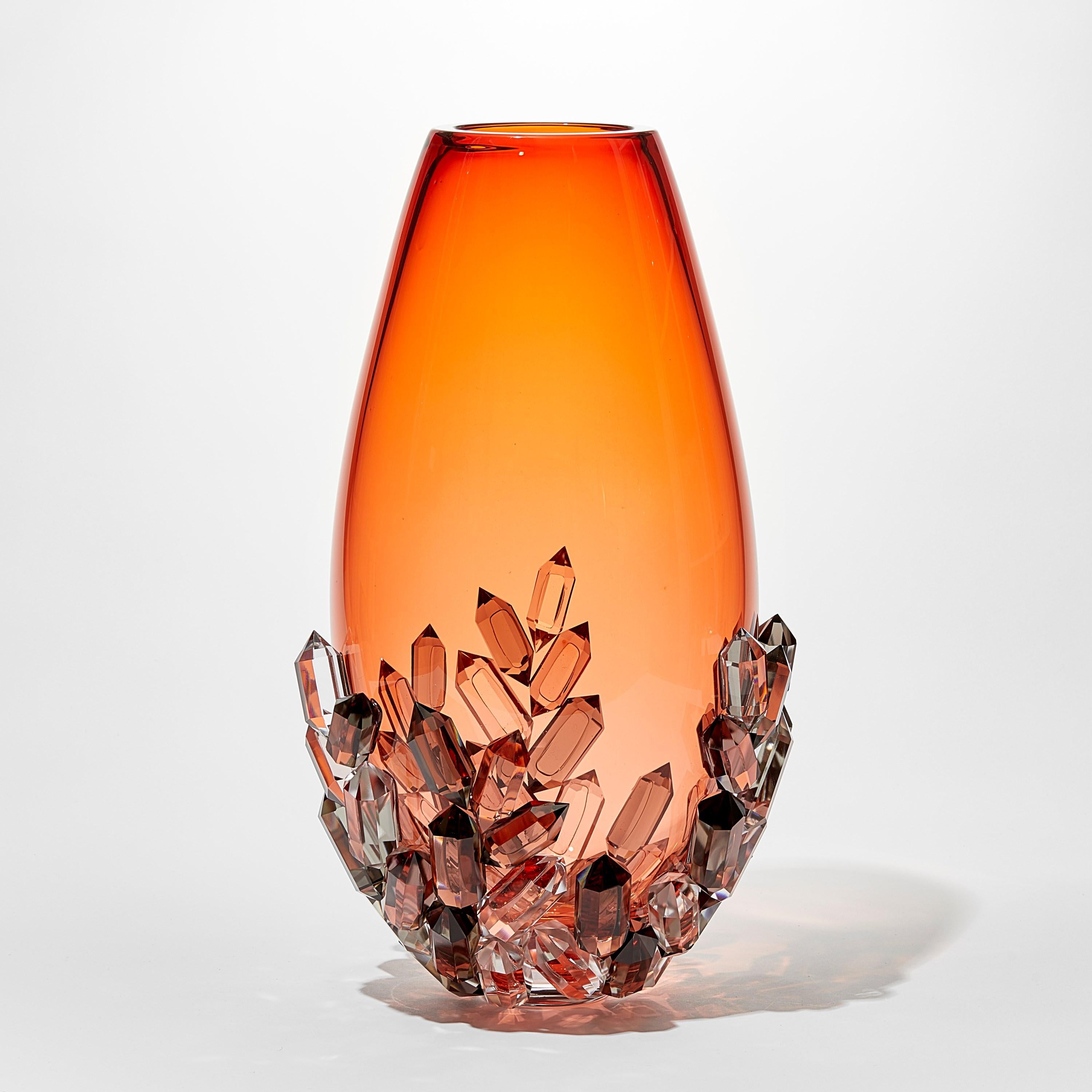 Britannique Vase Aurora Cristallized, un vase en verre pêche avec des cristaux taillés par Hanne Enemark en vente