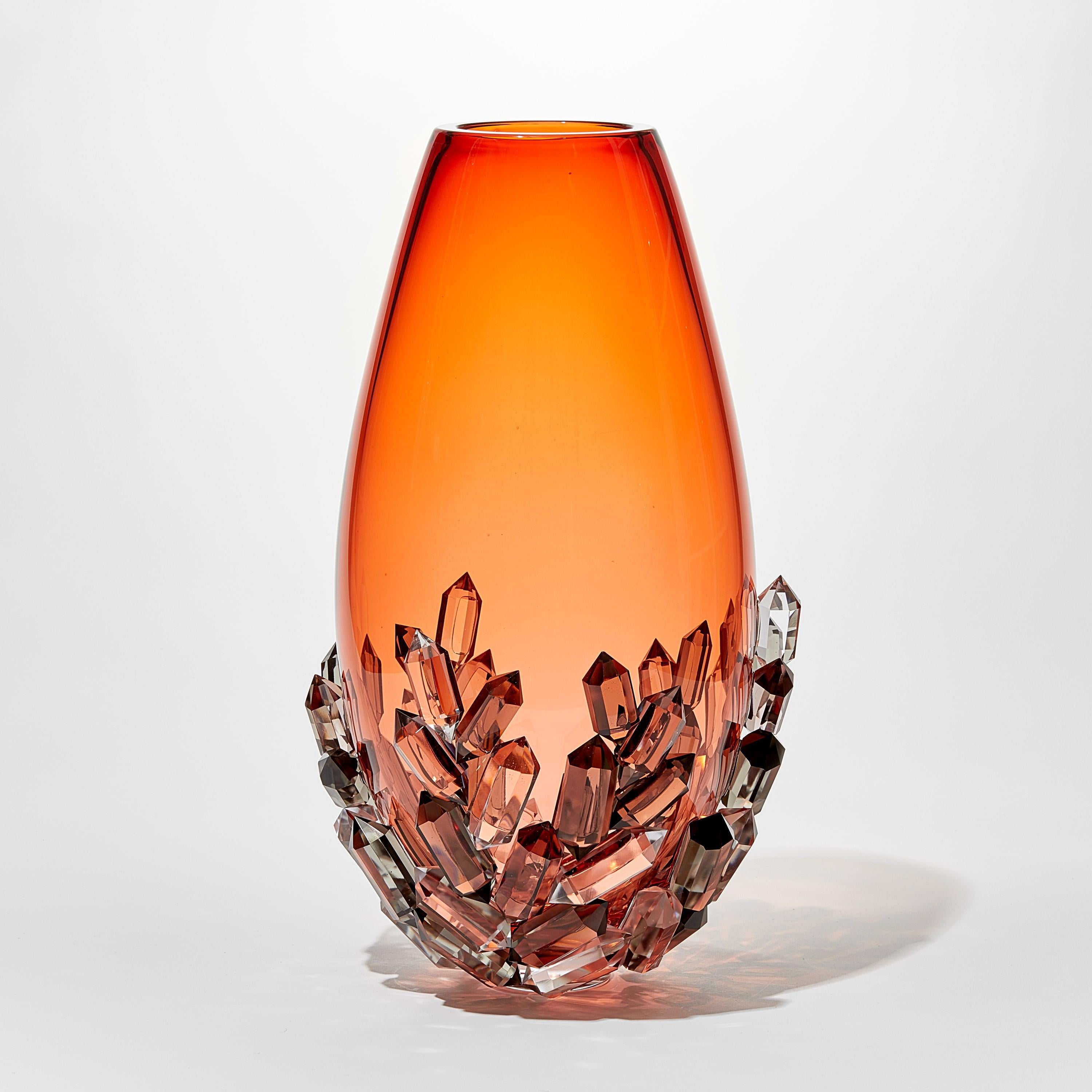 Fait main Vase Aurora Cristallized, un vase en verre pêche avec des cristaux taillés par Hanne Enemark en vente