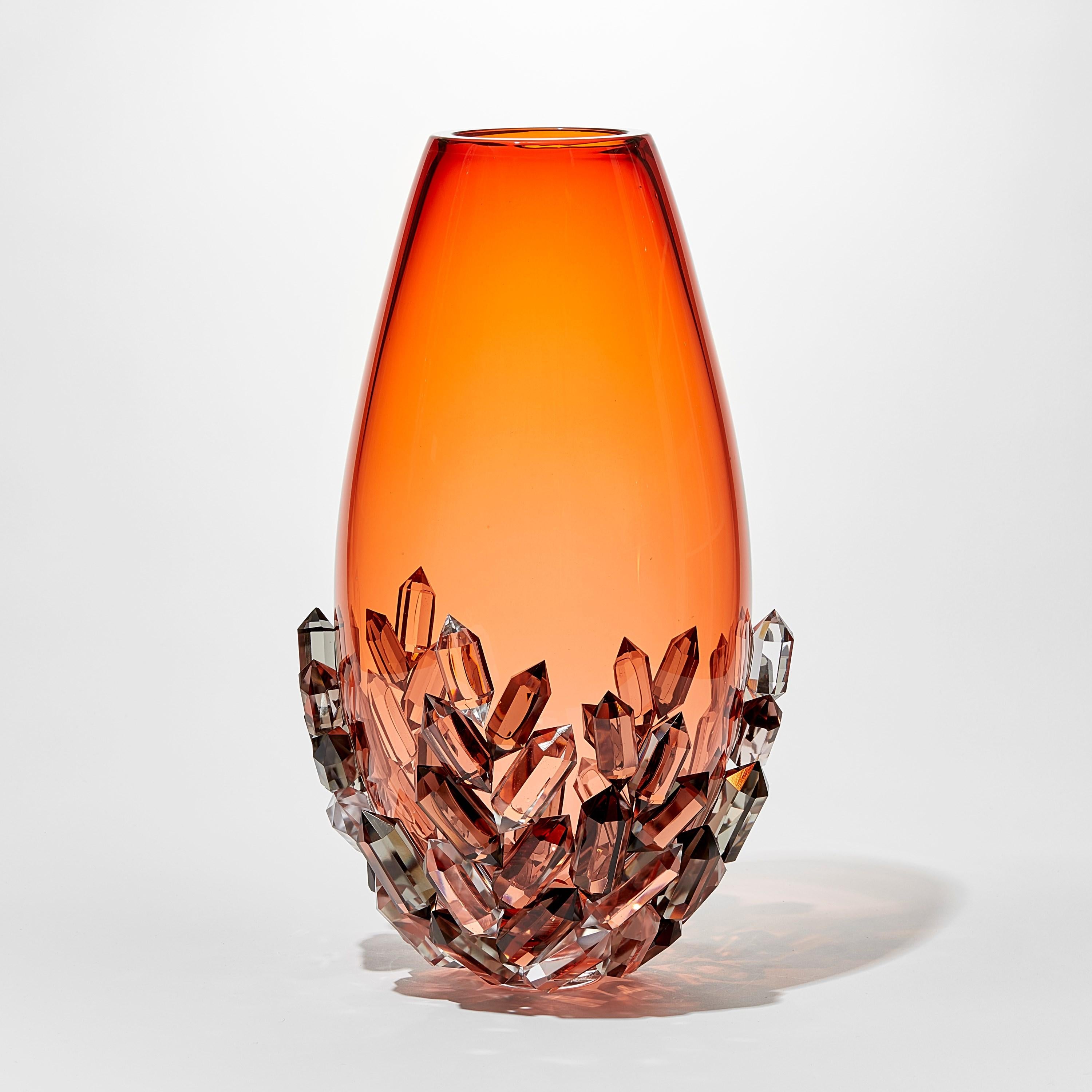 Vase Aurora Cristallized, un vase en verre pêche avec des cristaux taillés par Hanne Enemark Neuf - En vente à London, GB
