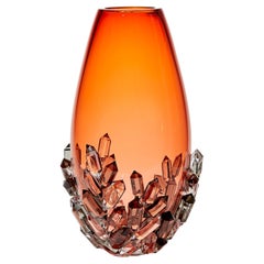 Cristallisierte Aurora, eine pfirsichfarbene Glasvase mit geschliffenen Kristallen von Hanne Enemark