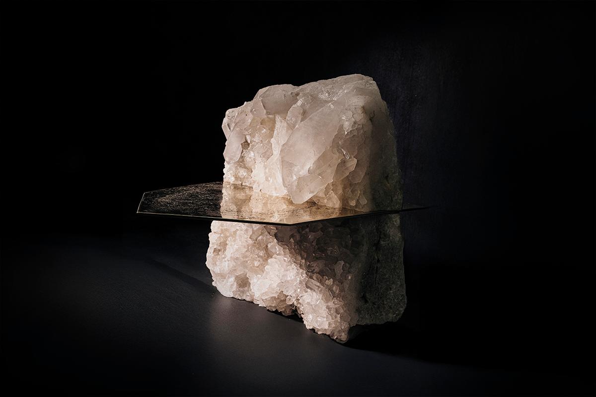 Cette table basse sculpturale transforme le quartz brésilien brut en une pièce fonctionnelle de design de collection. Obtenue à partir d'un bloc de quartz rare et naturellement formé, la pierre a été coupée en deux avec précision afin d'exposer son