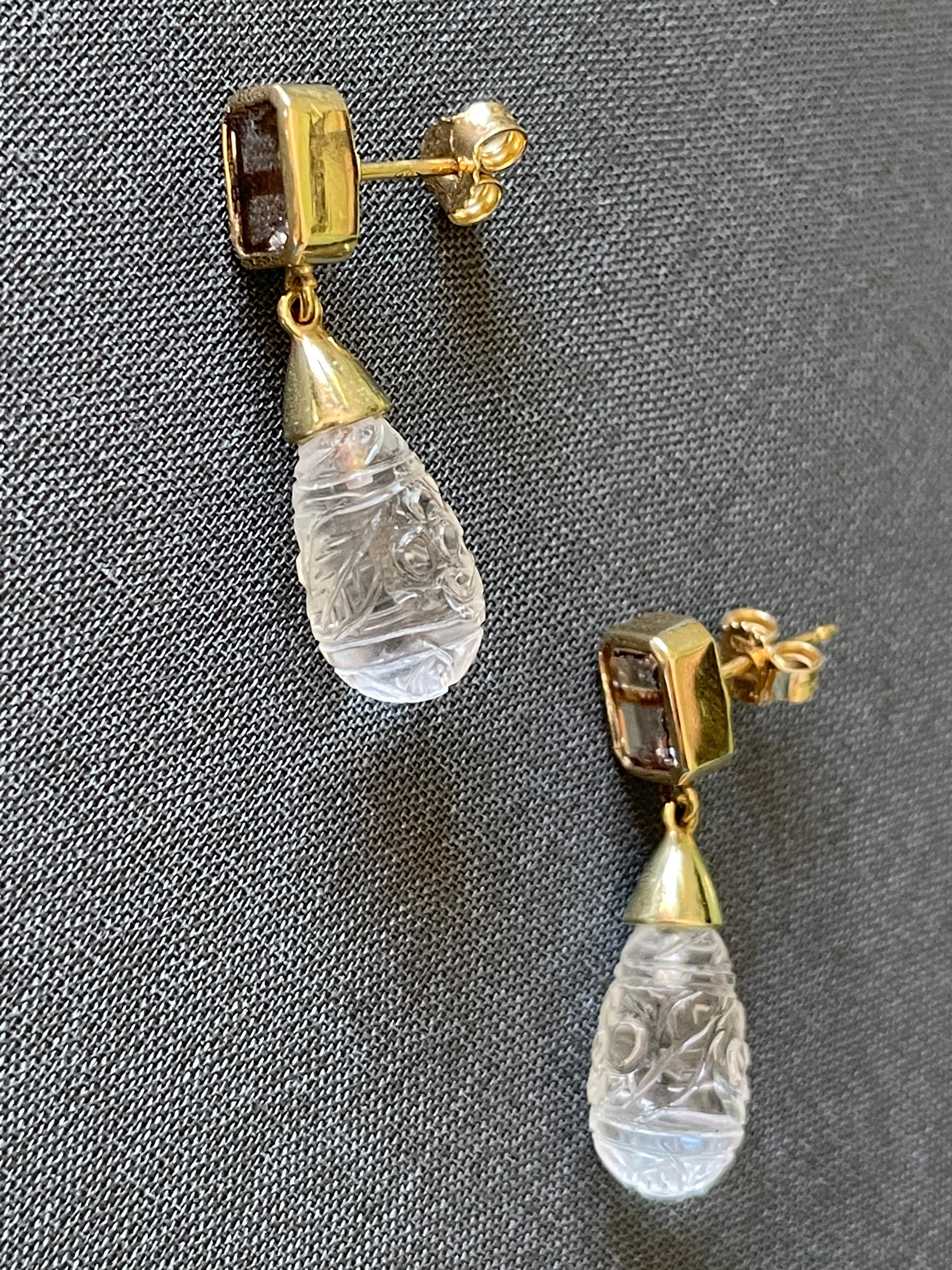 orecchini minuti con goccia in cristallo di rocca incisa zaffiro e oro giallo 18k gr 12,30.
pezzo unico fatto a mano in italia. tutti i miei orecchini hanno un packeging molto accurato e speciale. sono circa 3 cm molto leggeri.