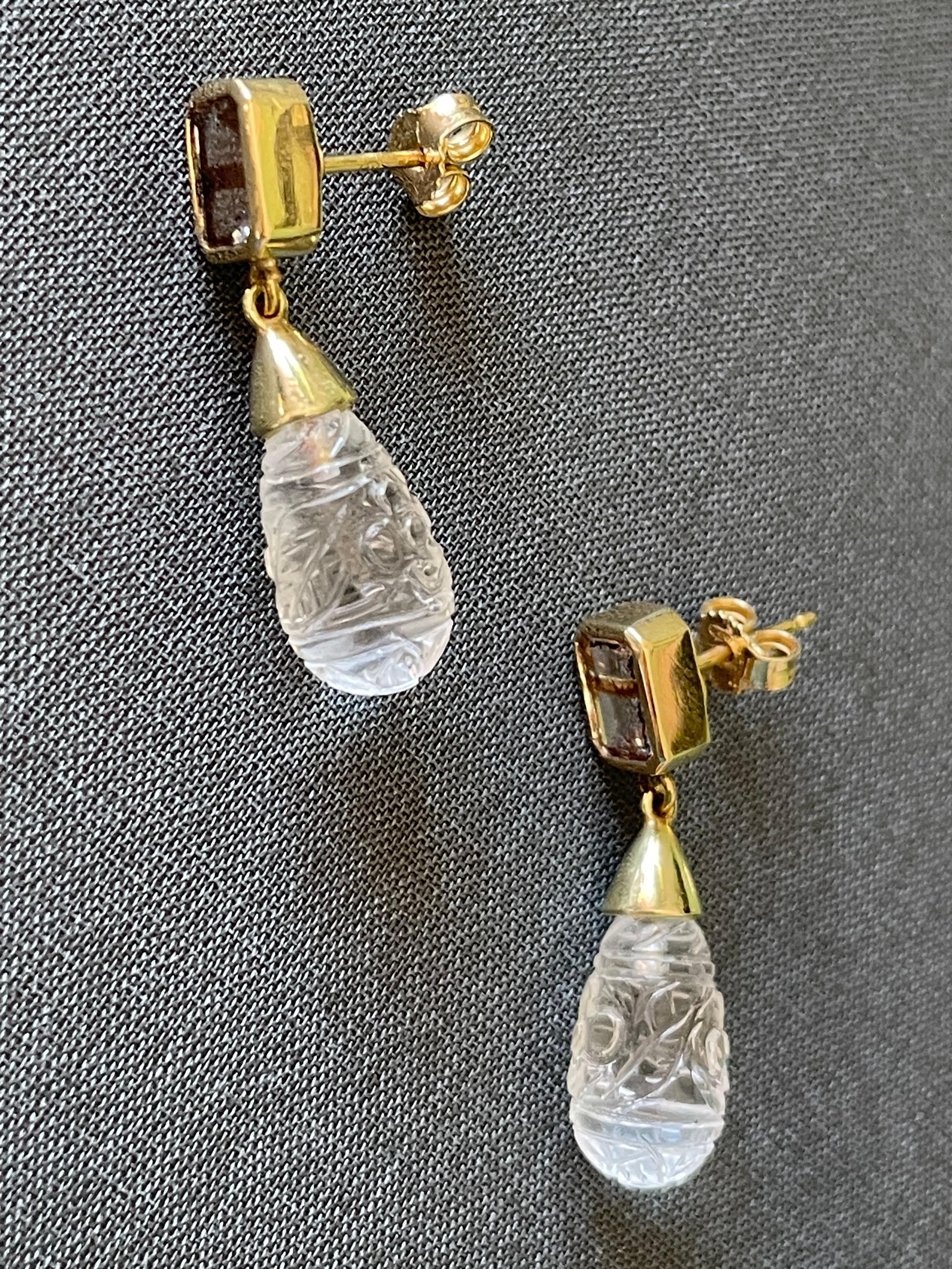 Artista cristallo di rocca inciso e zaffiro oro giallo 18 k in vendita