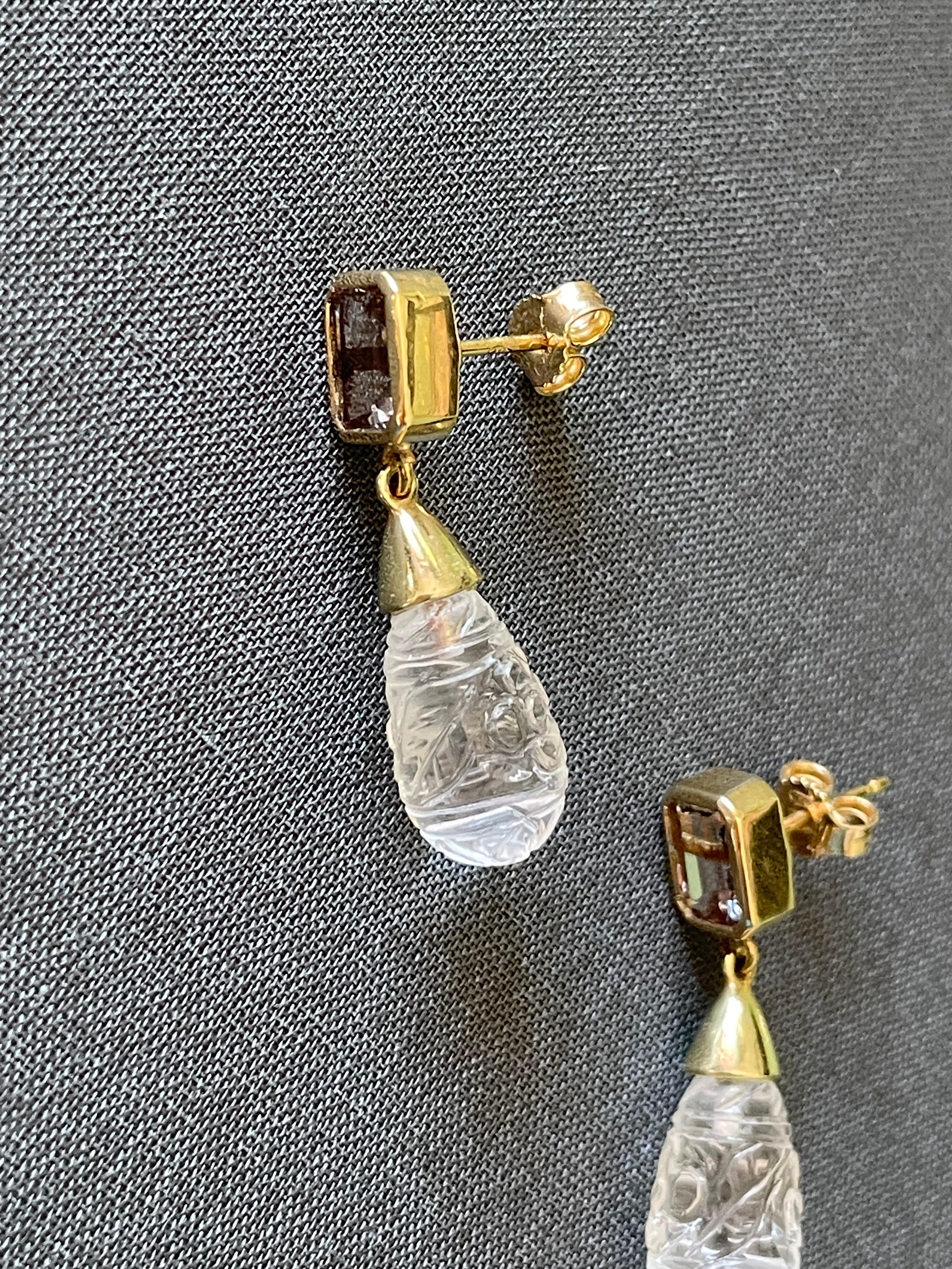 Pear Cut cristallo di rocca inciso e zaffiro oro giallo 18 k in vendita