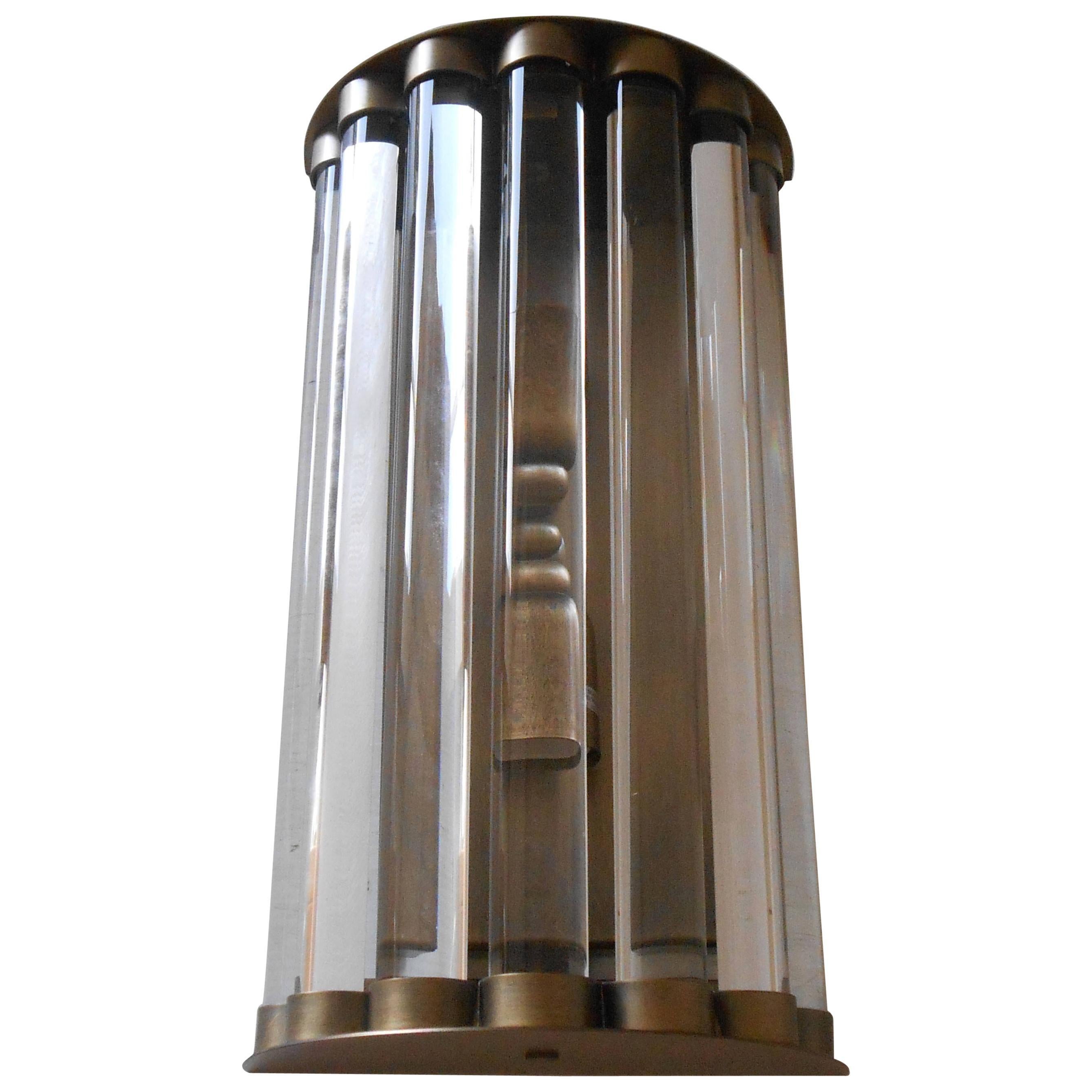 Lampada da parete o da incasso italiana con barre di cristallo montate su metallo bronzato / Disegnata da Fabio Bergomi per Fabio Ltd / Made in Italy
2 luci / tipo E12 o E14 / max 40W ciascuna
Altezza: 14 pollici / Larghezza: 8 pollici / Profondità: