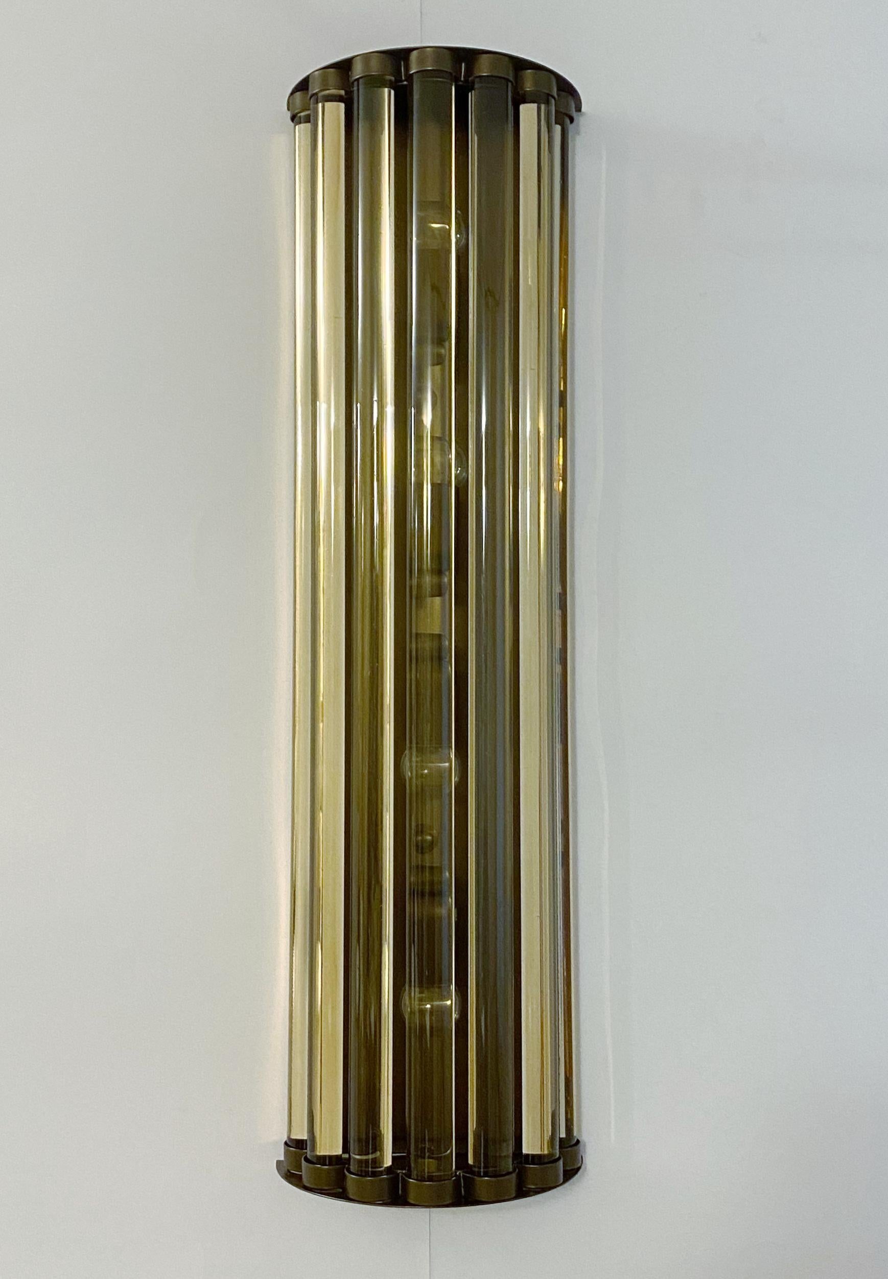 Aplique o empotrable italiano con largas barras de cristal de color ahumado montadas sobre acabado de metal bronceado / Diseñado por Fabio Bergomi para Fabio Ltd / Fabricado en Italia
4 luces / tipo E12 o E14 / máx. 40W cada una
Medidas: Alto 28