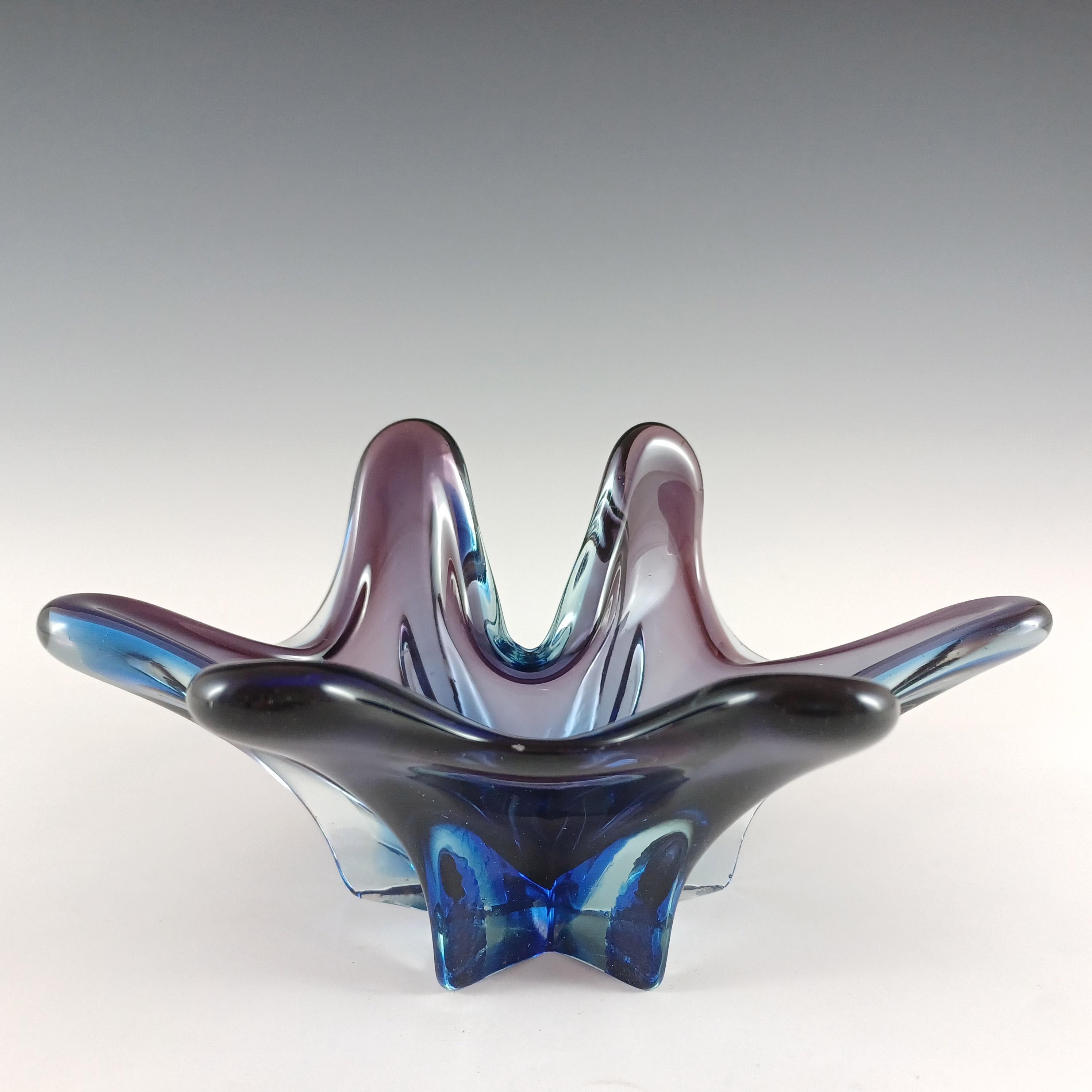 Voici un magnifique bol en verre vénitien de forme libre des années 1950/60, fabriqué sur l'île de Murano, près de Venise, en Italie. Probablement fabriqué par la verrerie Cristallo Venezia CCC. Non marqué, mais j'ai eu une forme très similaire en
