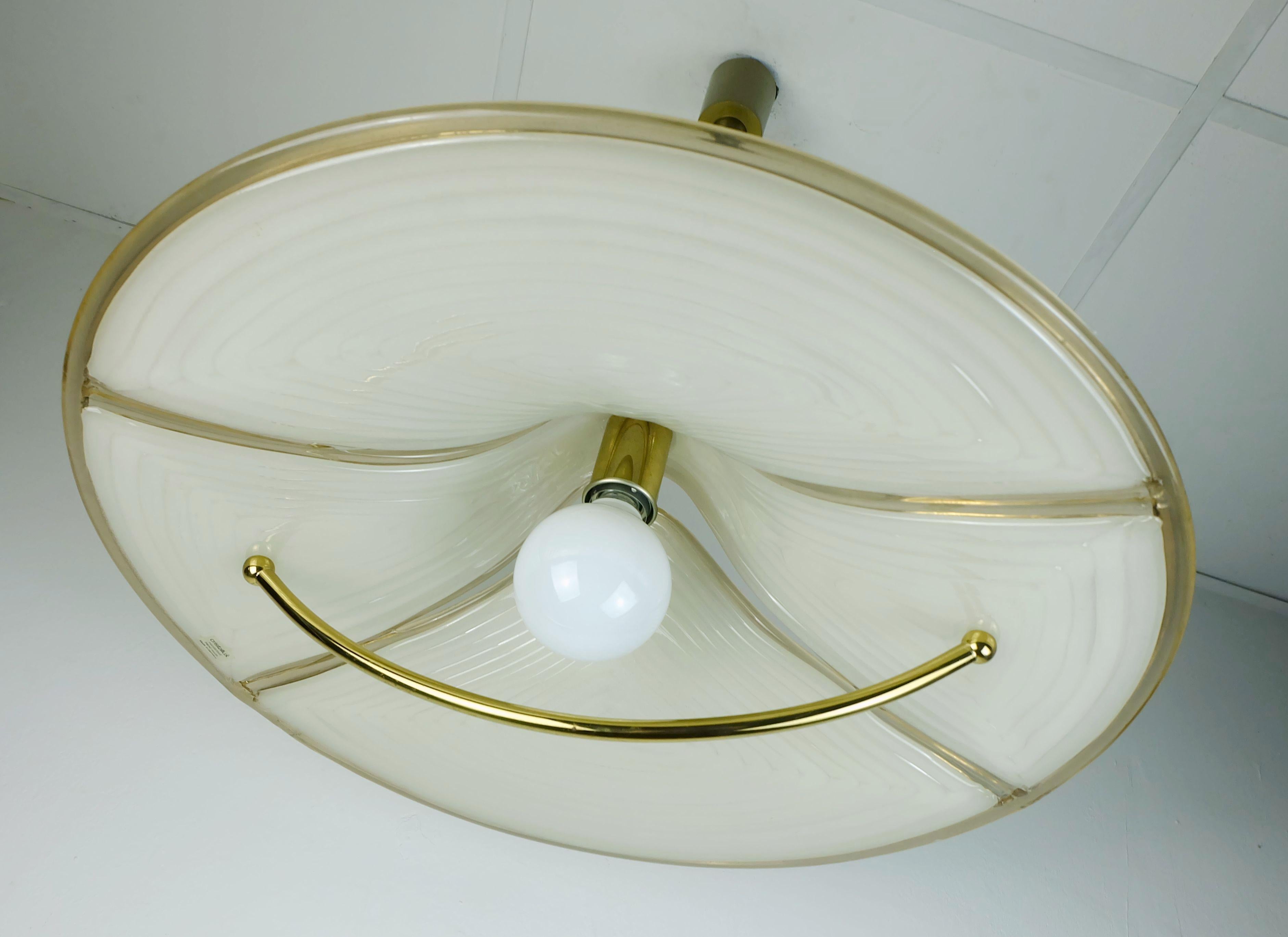 Impressionante lampada a sospensione degli anni '70 realizzata in acrilico e ottone dal bianco sporco all'oro traslucido. Altezza regolabile. Cavo elettrico a spirale e tettuccio color bronzo. Etichetta Hustadt nel tettuccio, numero di modello