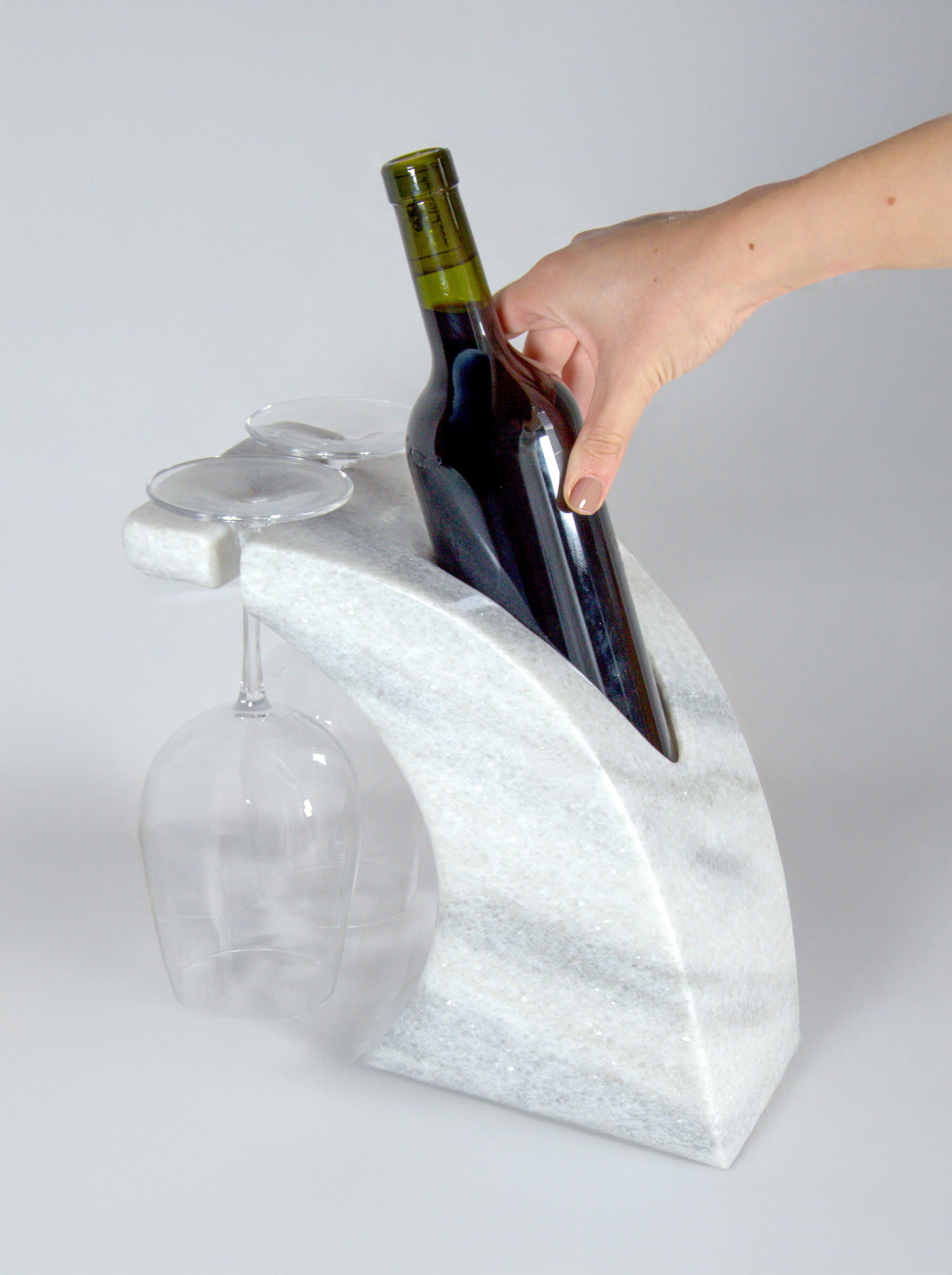 Cristavino es un portabotellas con dos copas de diseño contemporáneo, pensado para convertir la degustación de vinos en un elegante ritual. Fabricado en mármol Cristallina®, el único mármol extraído en Suiza, procede de una de sus majestuosas