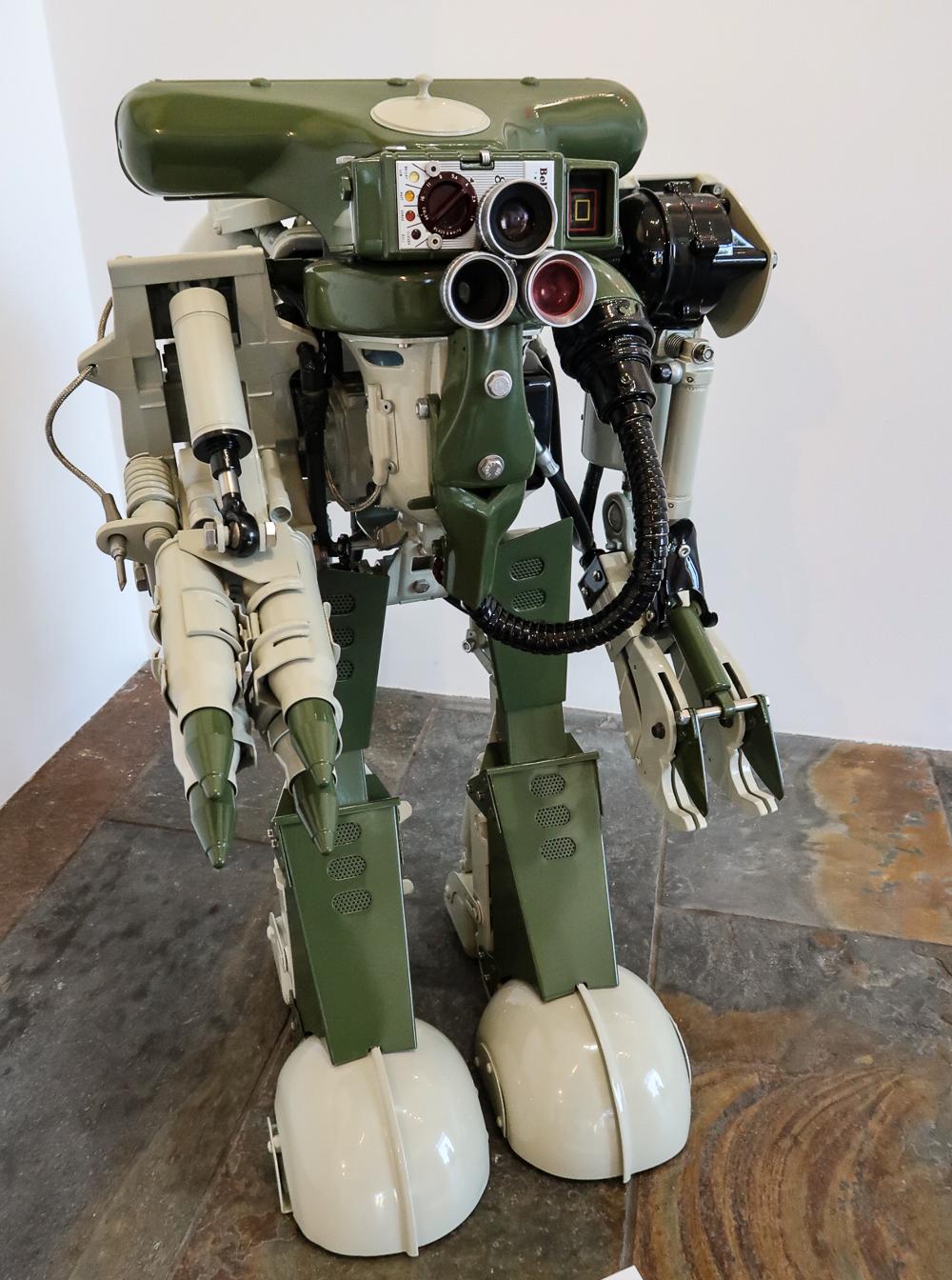 HUNTER - Gray Figurative Sculpture by Cristian Castro