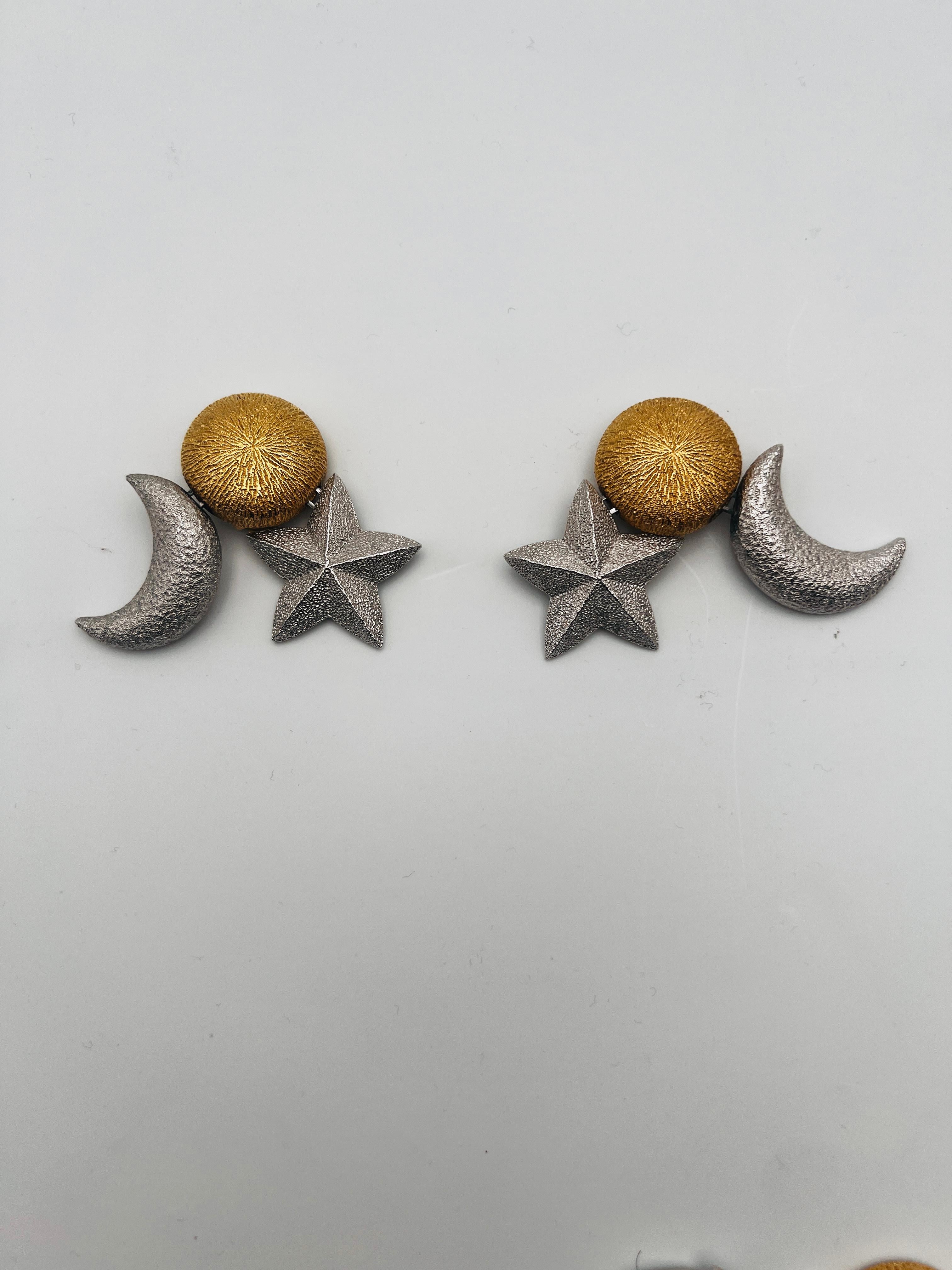 Christian Dior paio di orecchini a clip in oro con luna e stella in argento. Firmato  Christian Dior sul retro.