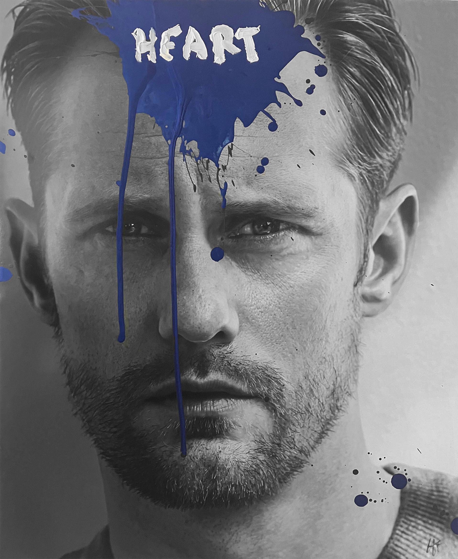 Black and White Photograph Cristian Hunter - Cœur - Portrait d
Alexander Skarsgard. La photographie a été intervenue par les artistes.