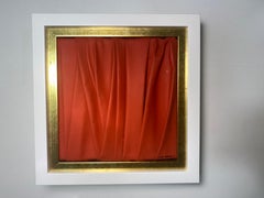 Collage contemporain, couleur rouge fluo. Encadré en or et blanc