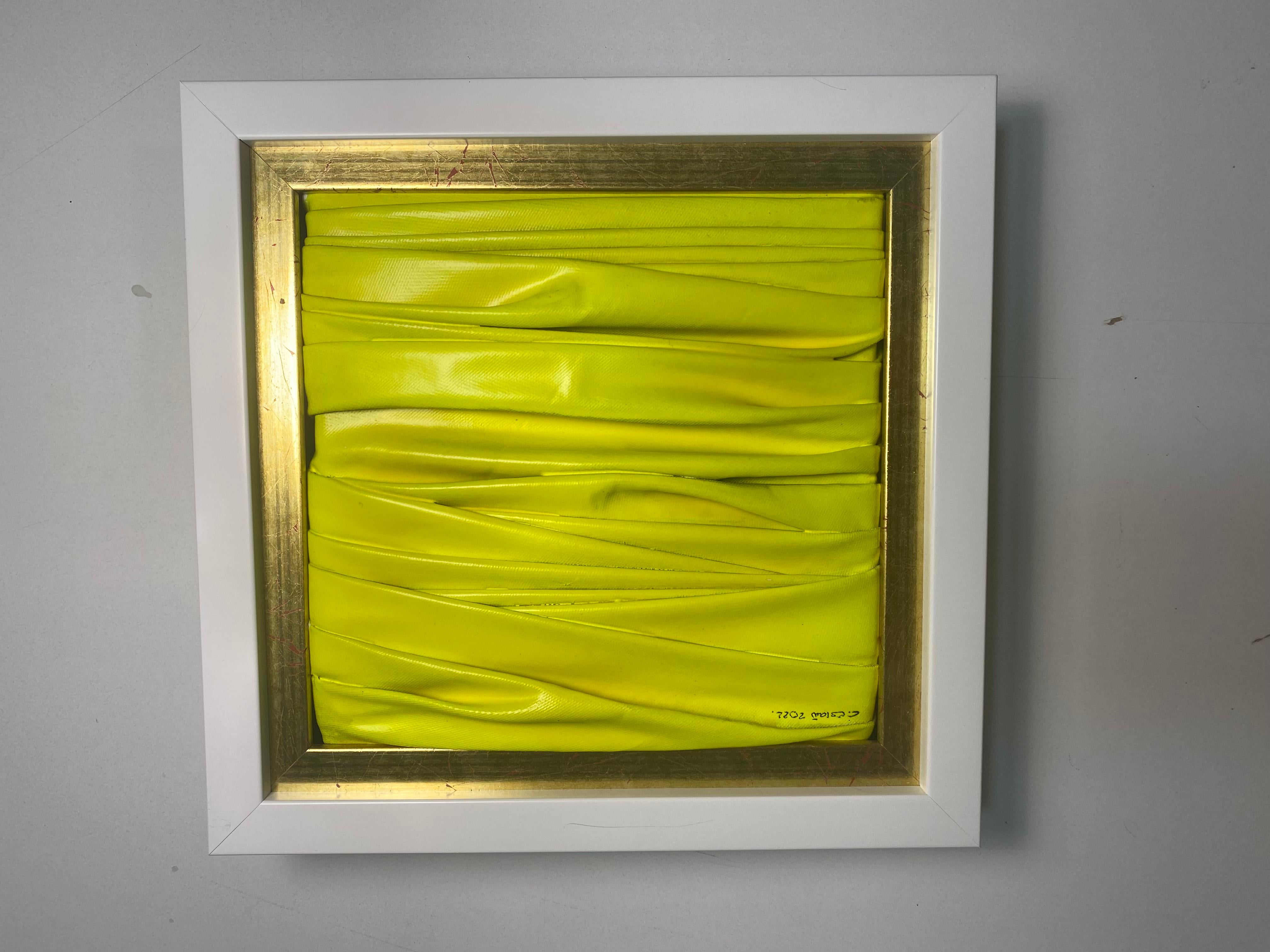 Zeitgenössische Collage, fließende neongelbe Farbe. Gerahmt in Gold & Weiß (Abstrakt), Painting, von Cristina Estañ