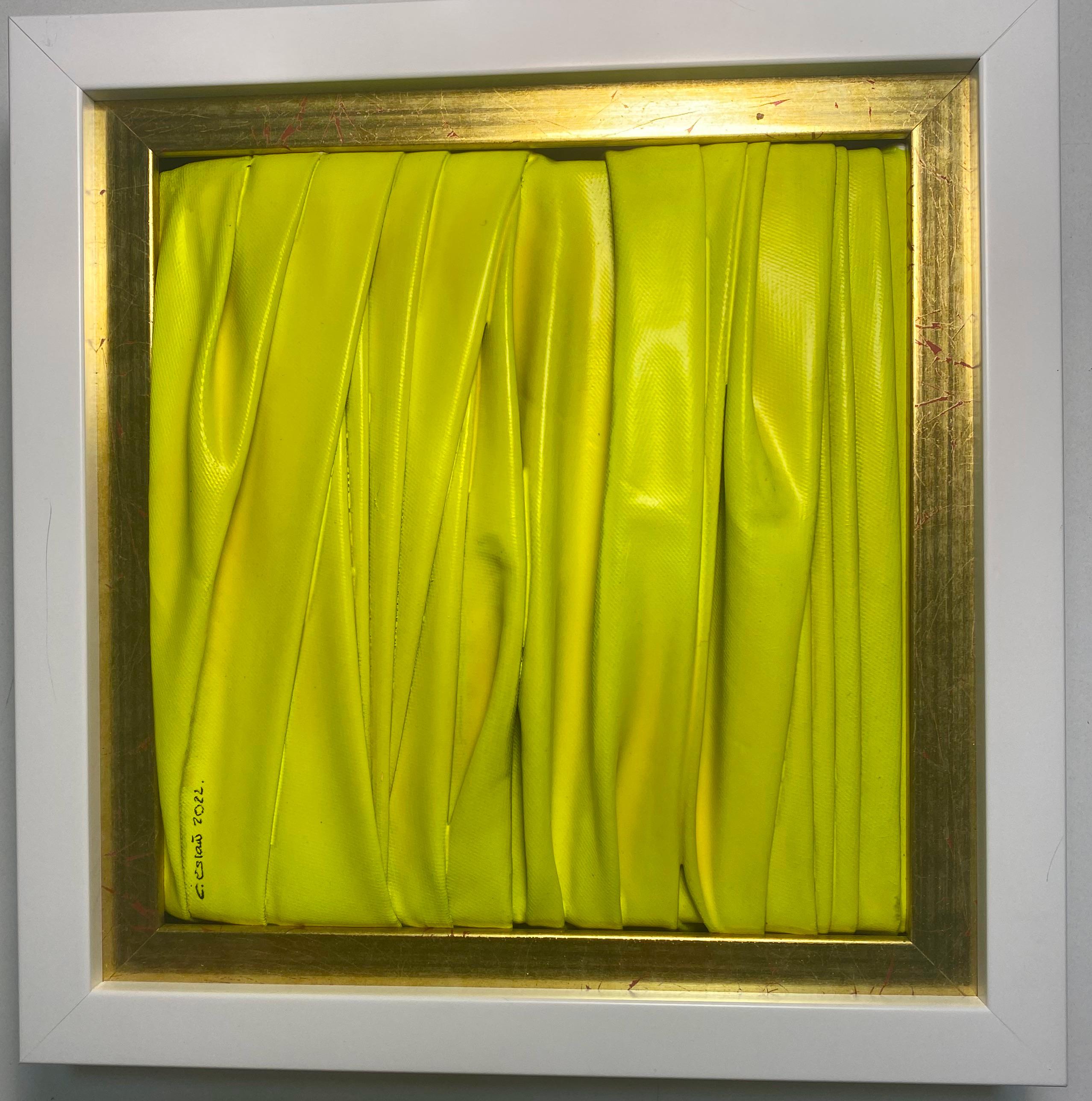 Cristina Estañ Abstract Painting – Zeitgenössische Collage, fließende neongelbe Farbe. Gerahmt in Gold & Weiß