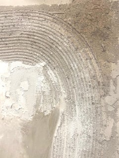 Collage contemporain de matériaux mélangés, nuances de beige, de gris et de blanc.