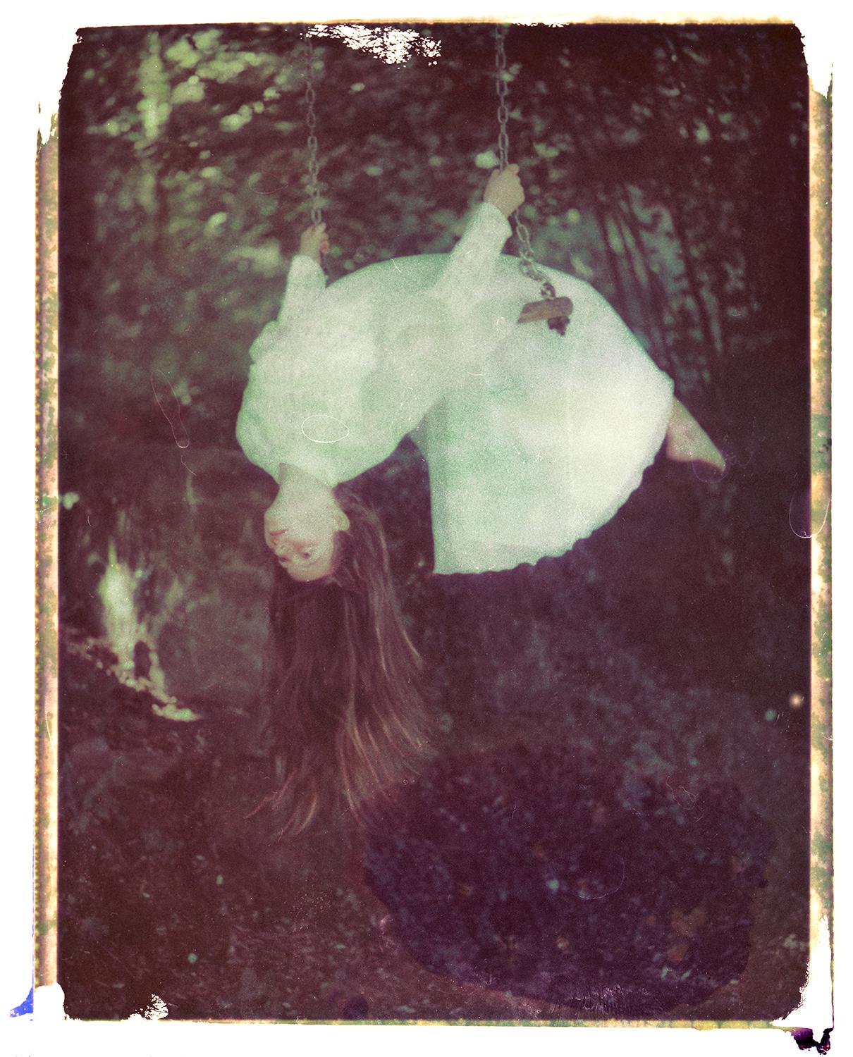 Una giovane sposa che dondola - Contemporaneo, Polaroid, Fotografia, astratto