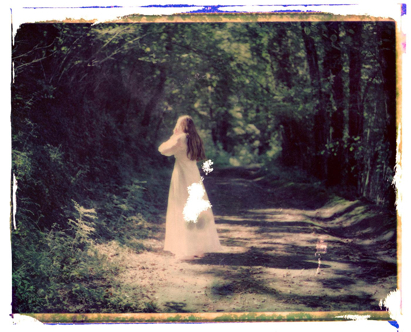 Cristina Fontsare Color Photograph – Eine junge Braut mit starker Kopfbedeckung - Zeitgenössisch, Polaroid, Kindheit
