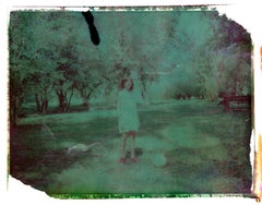 Junger Junge mit Kugel im Park - Zeitgenössisch, Polaroid, Kindheit, abstrakt