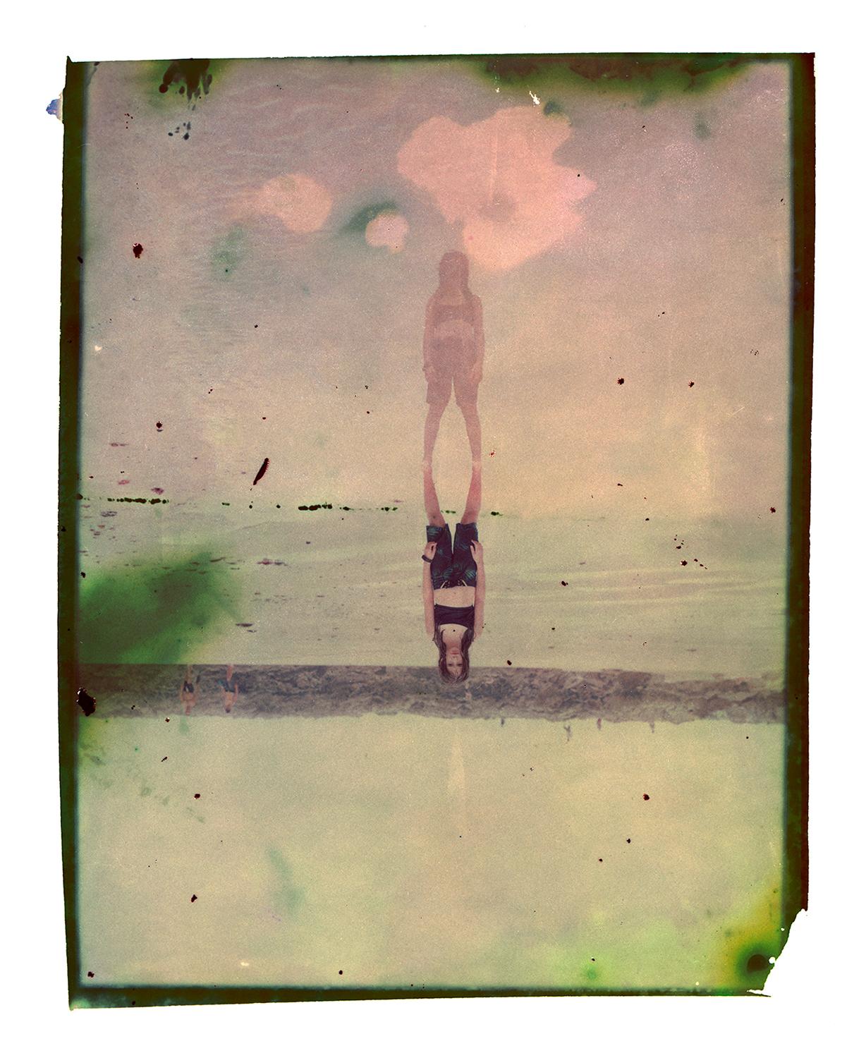Figurative Photograph de Cristina Fontsare - El Reflejo  - Contemporáneo, Polaroid, Fotografía, Infancia, abstracto