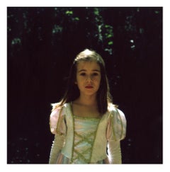 Gabriela im Alter von 7 Jahren – Zeitgenössisch, Polaroid, Fotografie, Jugend. 21. Jahrhundert, Farbe