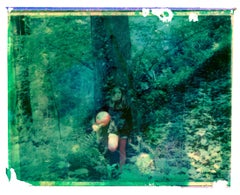 Gabriela im Wald - Contemporary, Polaroid, Fotografie, Kindheit, abstrakt