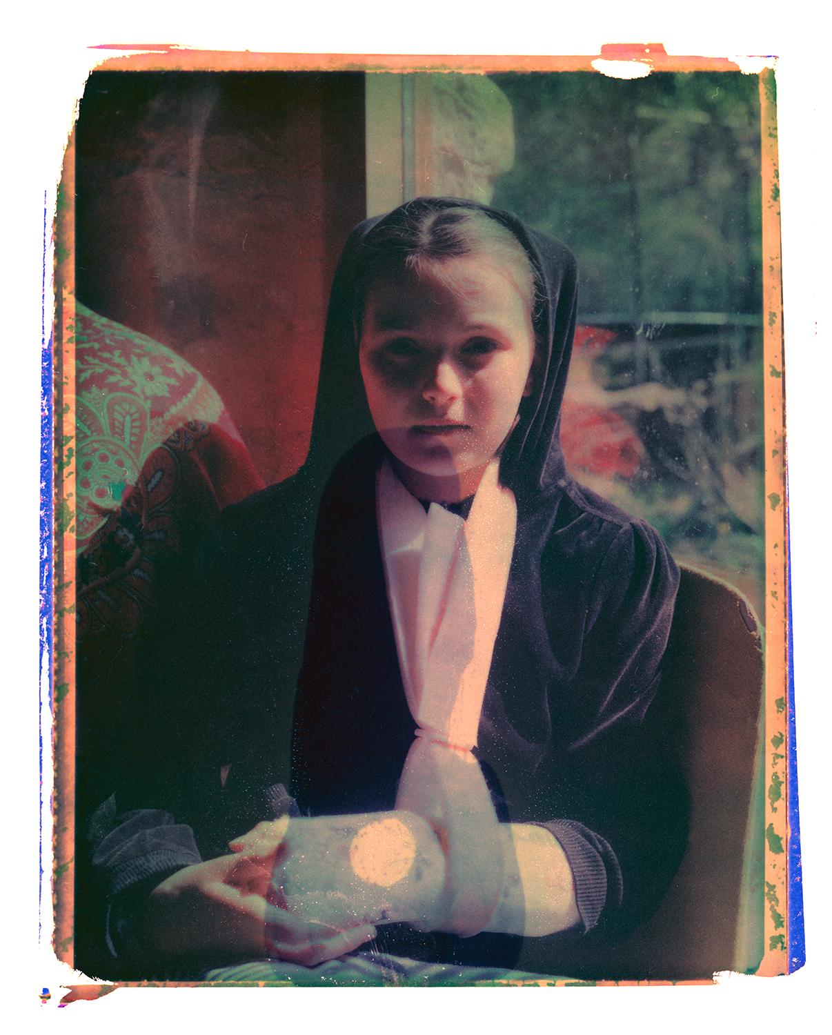 Cristina Fontsare Portrait Photograph – Gaell mit gebrochenem Arm - Zeitgenössisch, Polaroid, Fotografie, Kindheit, abstrakt