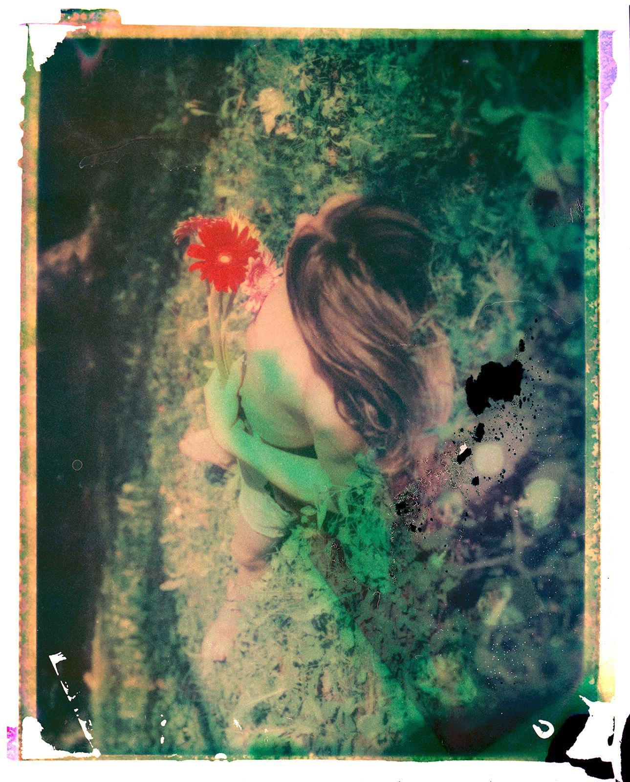 Color Photograph Cristina Fontsare - Gerbera  - Contemporain, Polaroïd, Photographie, Enfance. 21ème siècle, abstrait