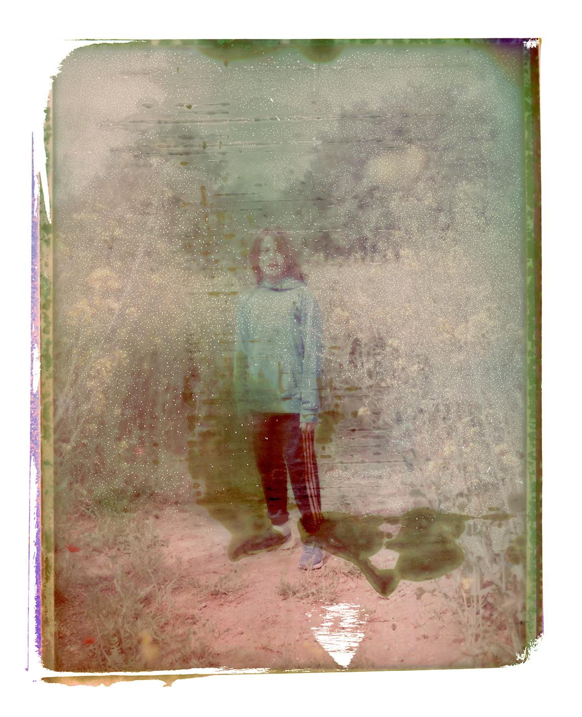 Cristina Fontsare Color Photograph – Vergoldet mit 14 Jahren – Zeitgenössisch, Polaroid, Fotografie, Kindheit, abstrakt