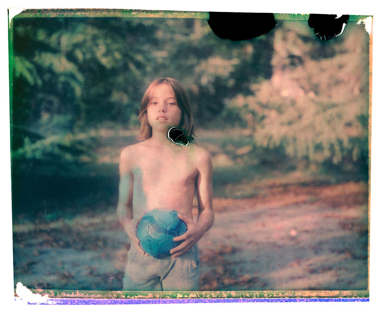 Portrait Photograph Cristina Fontsare - Gil à douze ans - Contemporain, Polaroid, Photographie, Enfance, abstrait