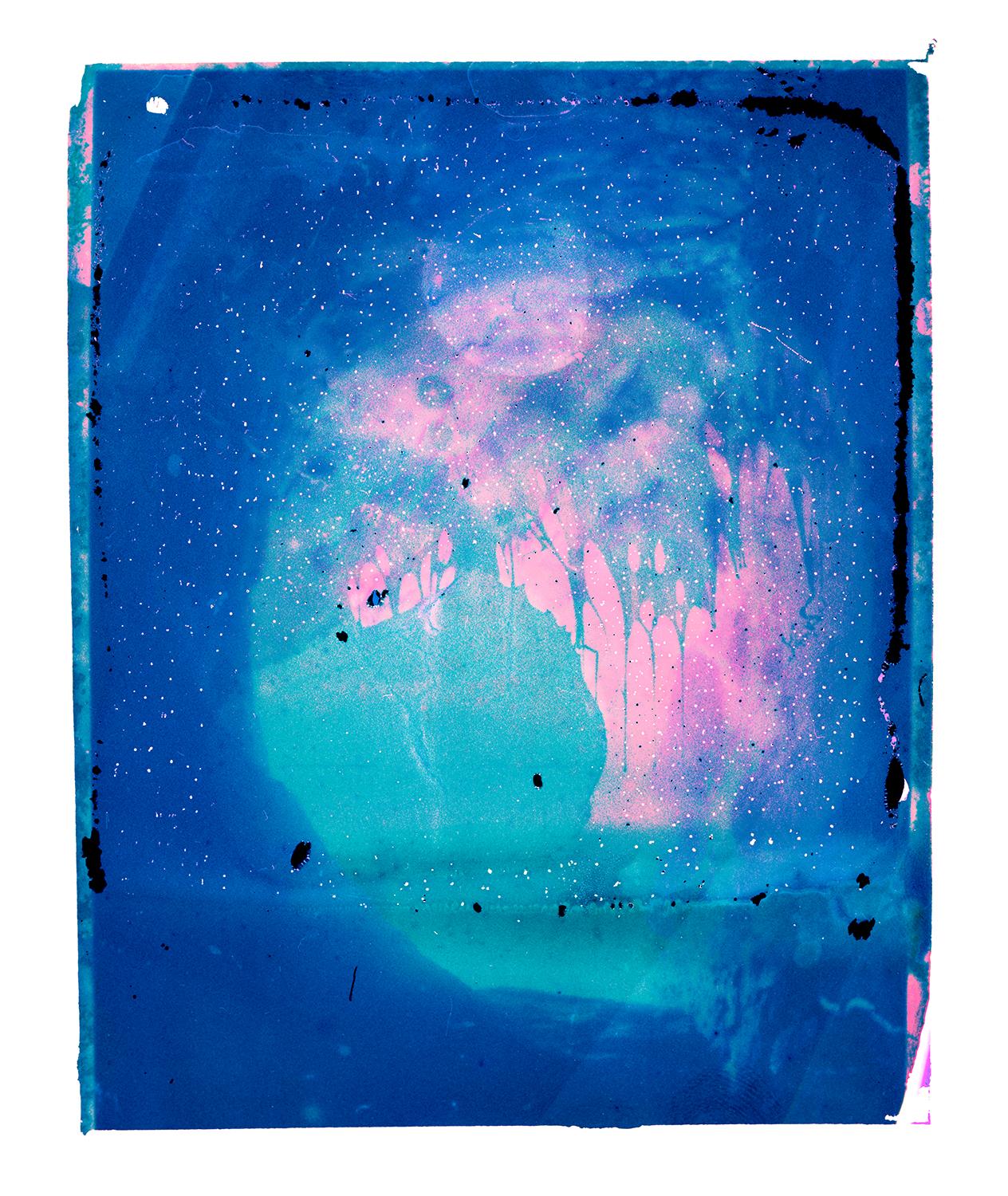 Untergrundwasser II  - Zeitgenössisch, Polaroid, Fotografie, Kindheit, abstrakt