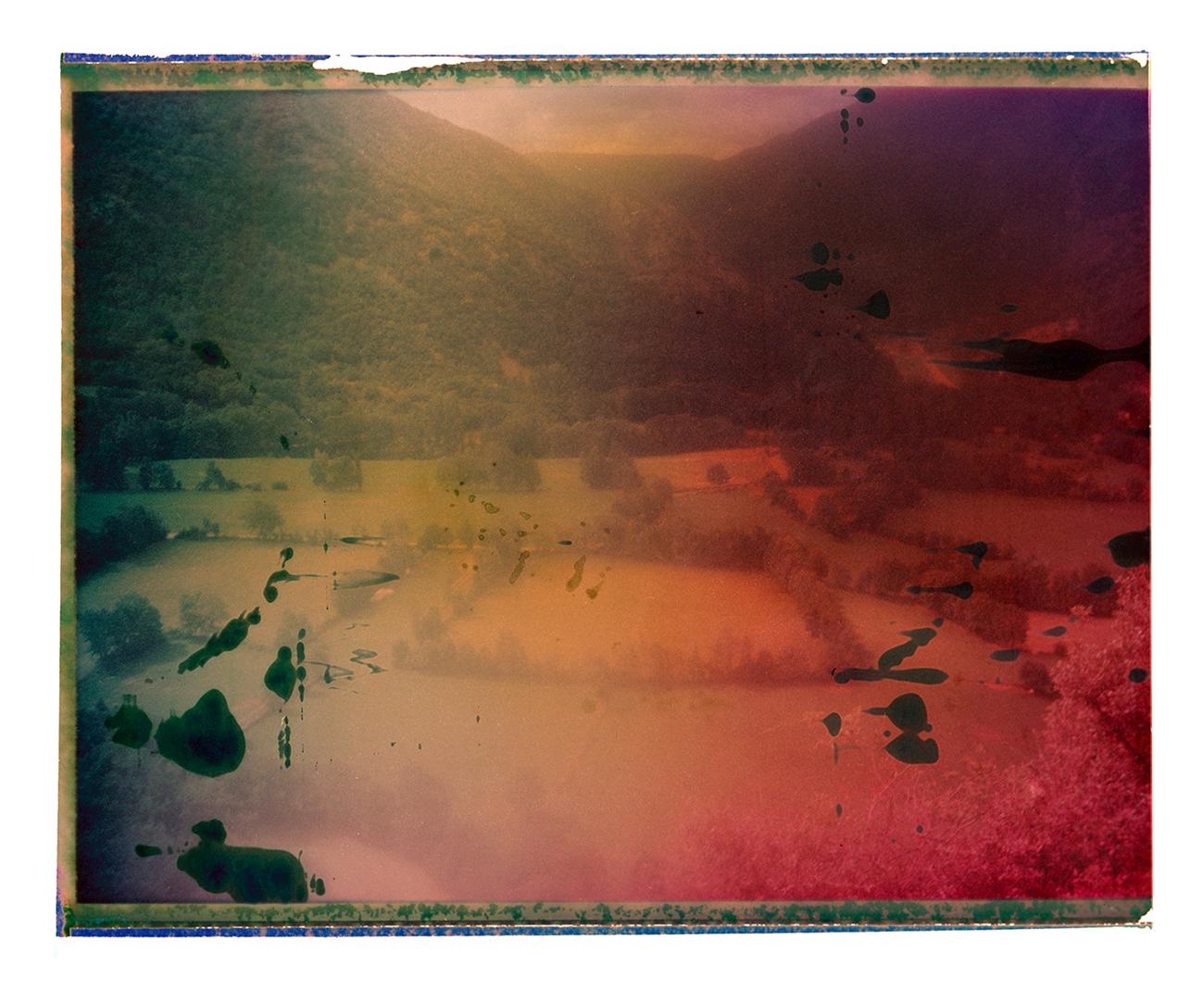 Cristina Fontsare Abstract Photograph – Higher Lands - Contemporary, Polaroid, Kindheit
