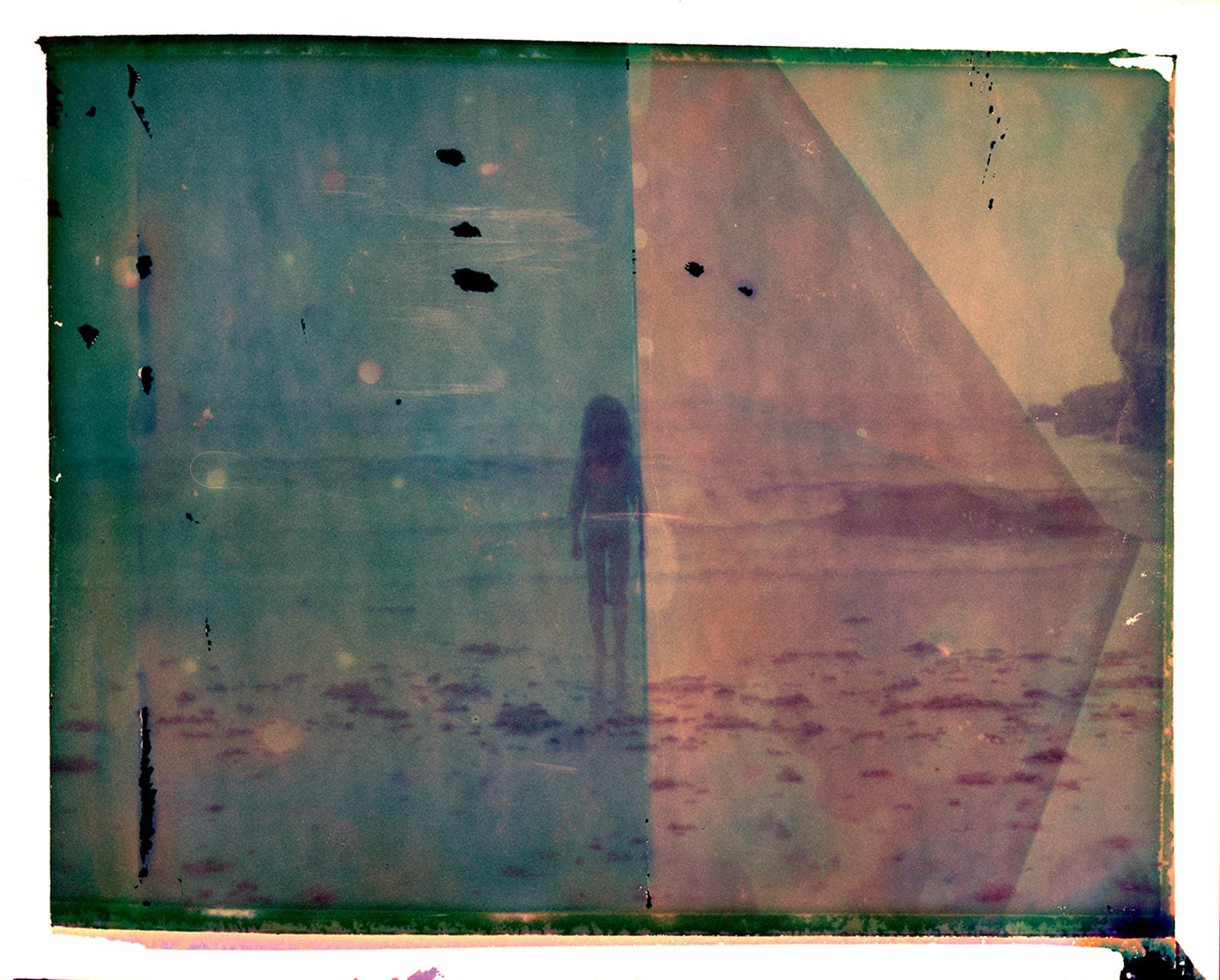 Cristina Fontsare Color Photograph – Horizonte - Contemporary, Polaroid, Kindheit